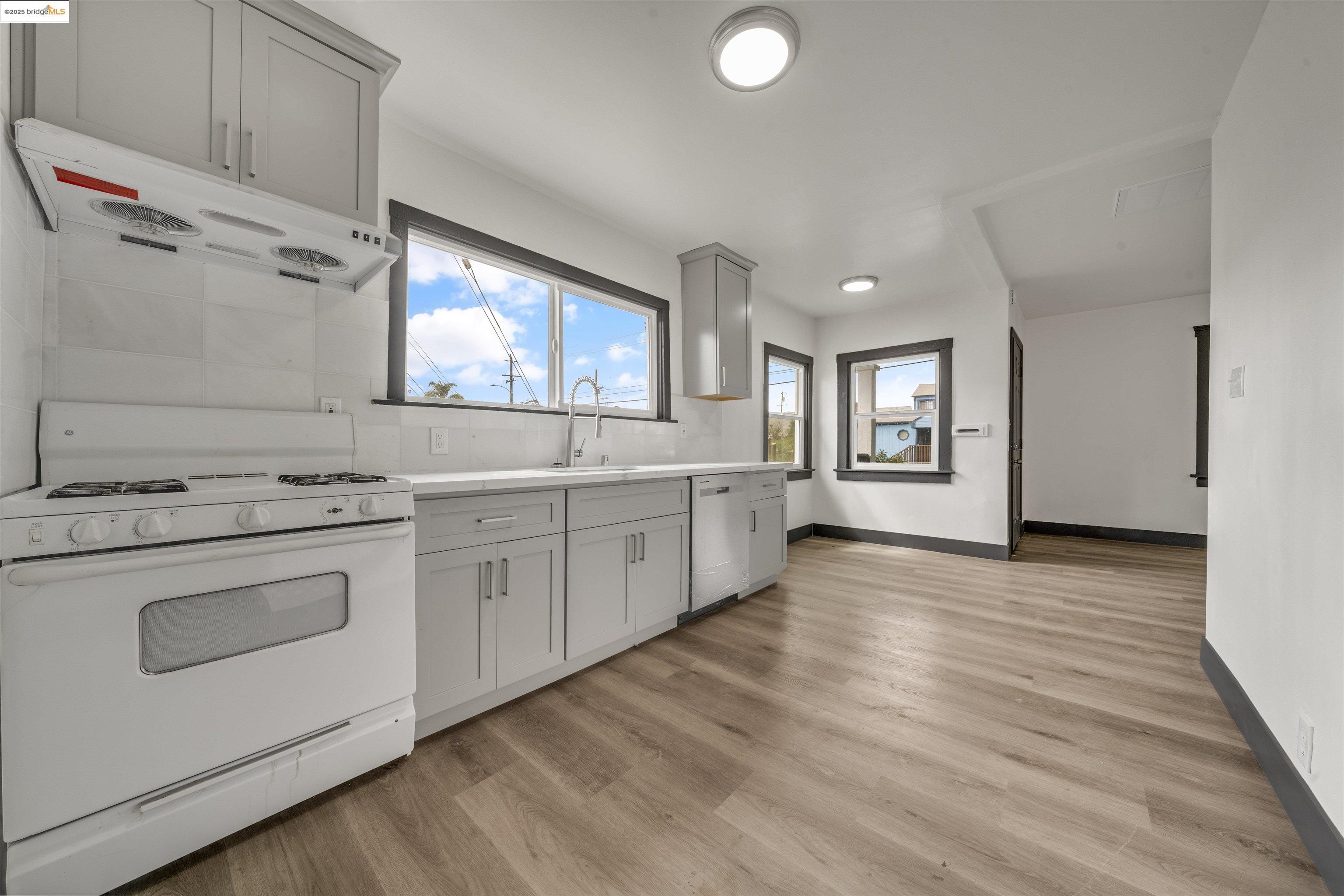 Detail Gallery Image 9 of 22 For 1604 57th Ave, Oakland,  CA 94621 - 2 Beds | 1 Baths