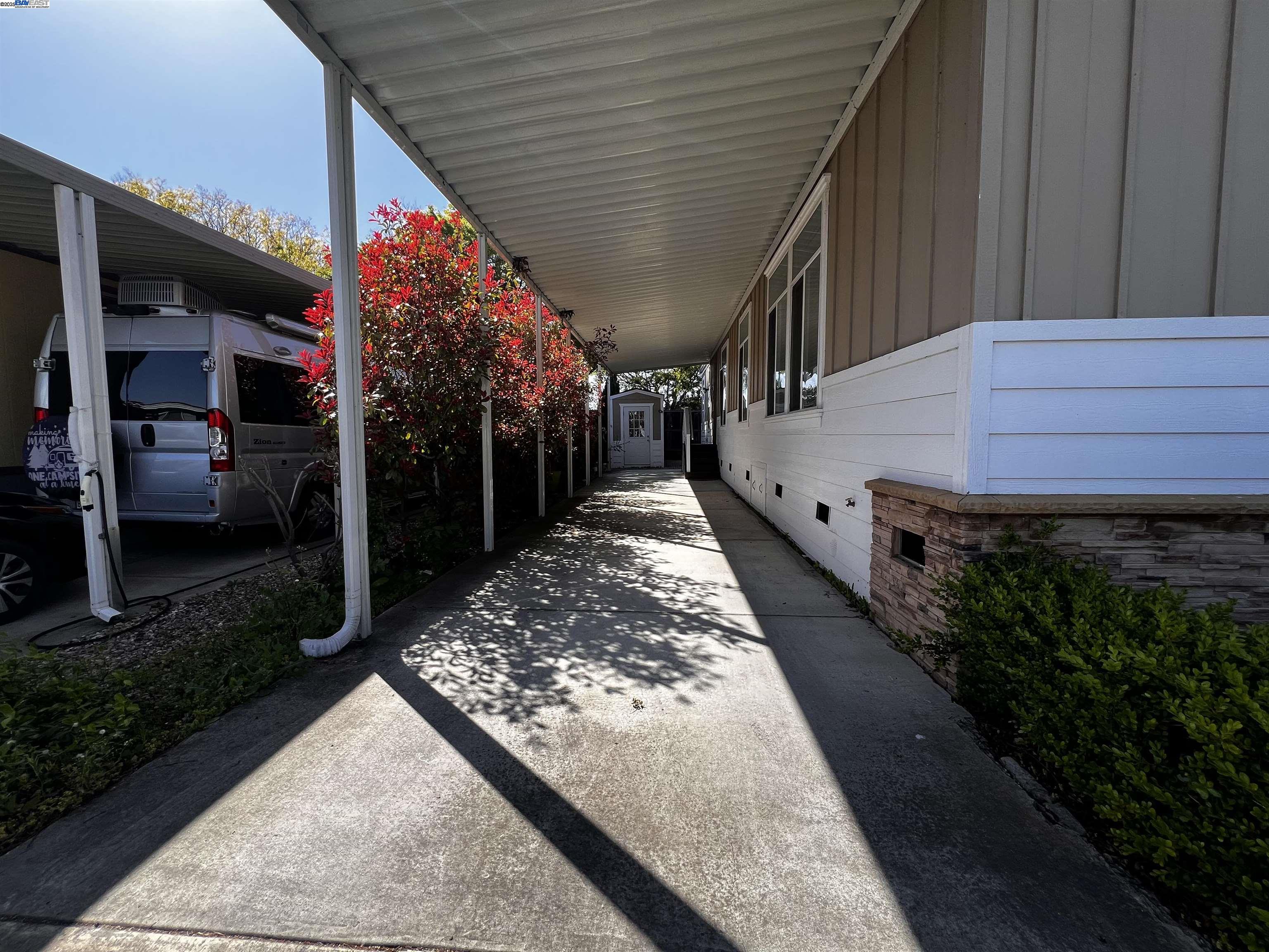 Detail Gallery Image 10 of 12 For 1050 Borregas Ave #1,  Sunnyvale,  CA 94089 - 3 Beds | 2/1 Baths