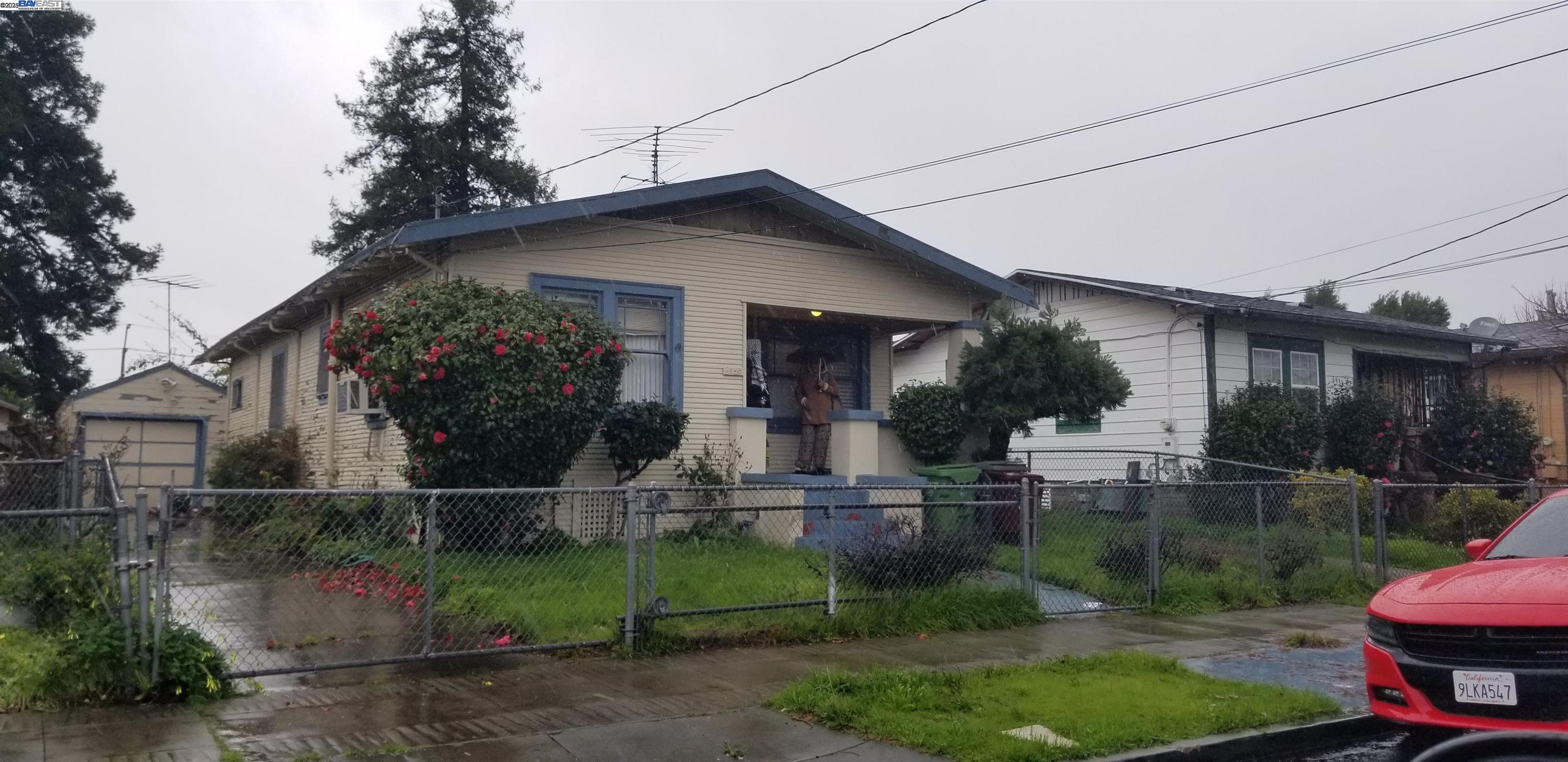 Oakland, California 94605, 3 Bedrooms Bedrooms, 6 Rooms Rooms,1 BathroomBathrooms,Residential,For Sale,41092507