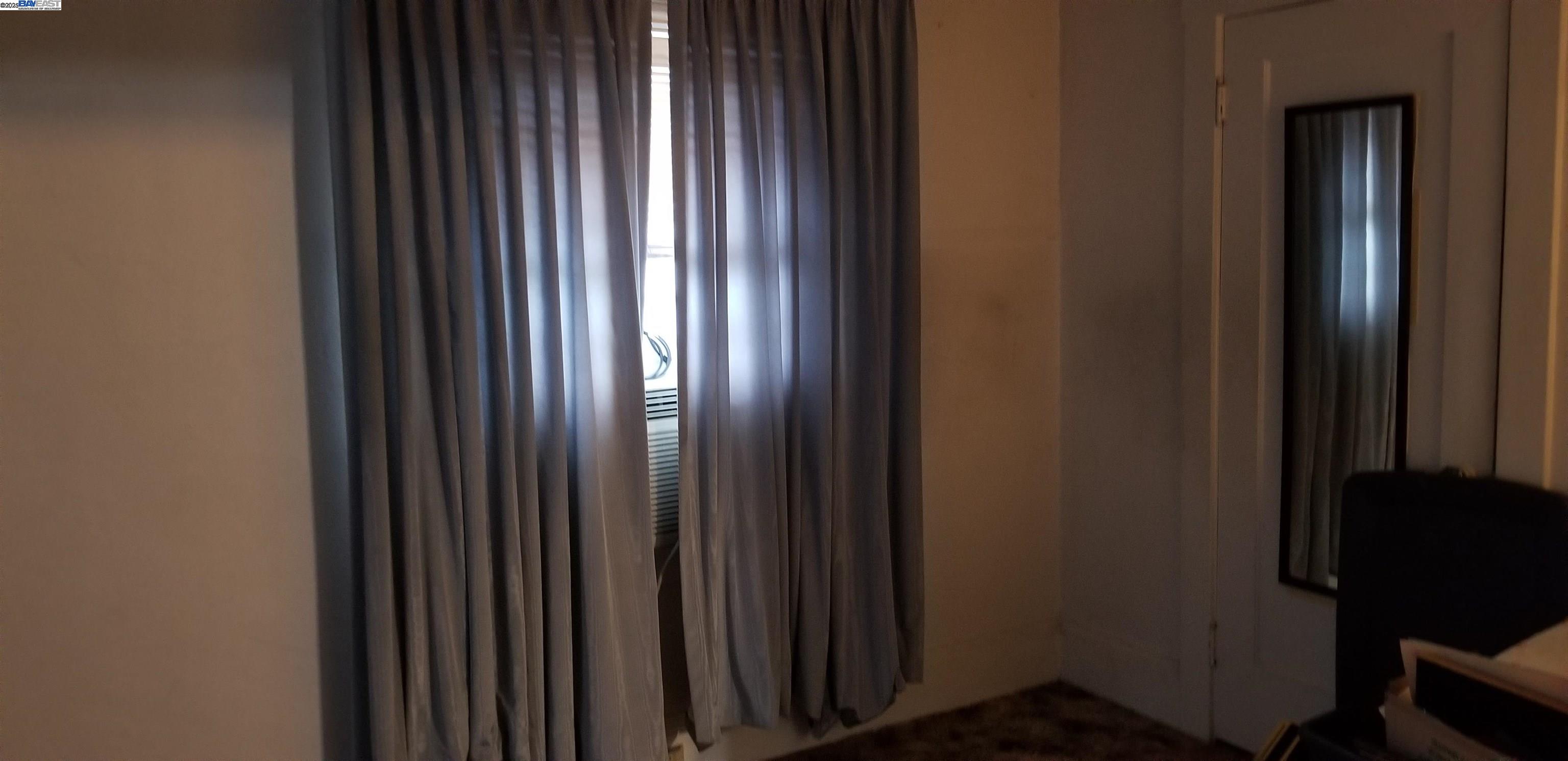 Oakland, California 94605, 3 Bedrooms Bedrooms, 6 Rooms Rooms,1 BathroomBathrooms,Residential,For Sale,41092507
