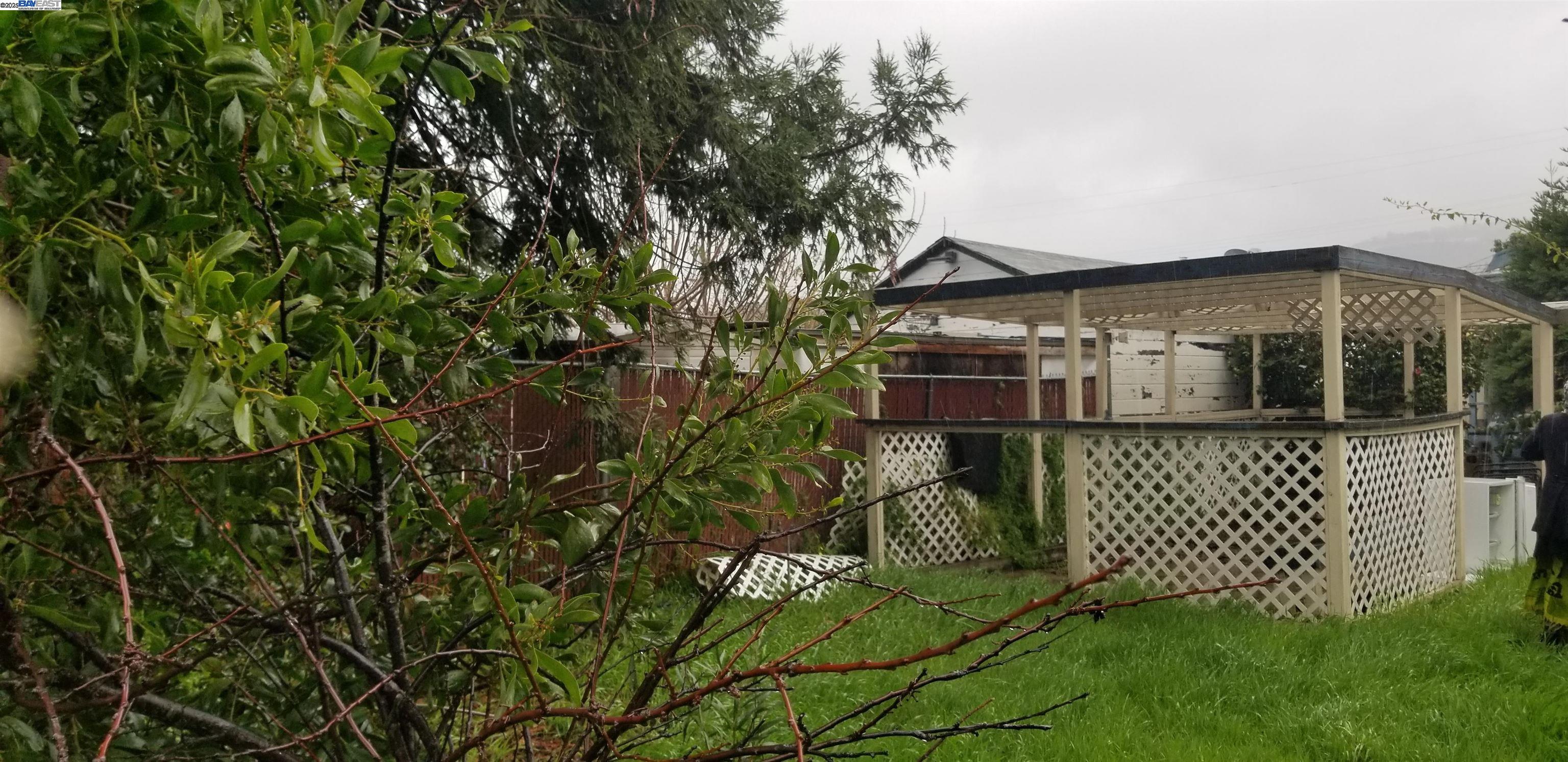 Oakland, California 94605, 3 Bedrooms Bedrooms, 6 Rooms Rooms,1 BathroomBathrooms,Residential,For Sale,41092507
