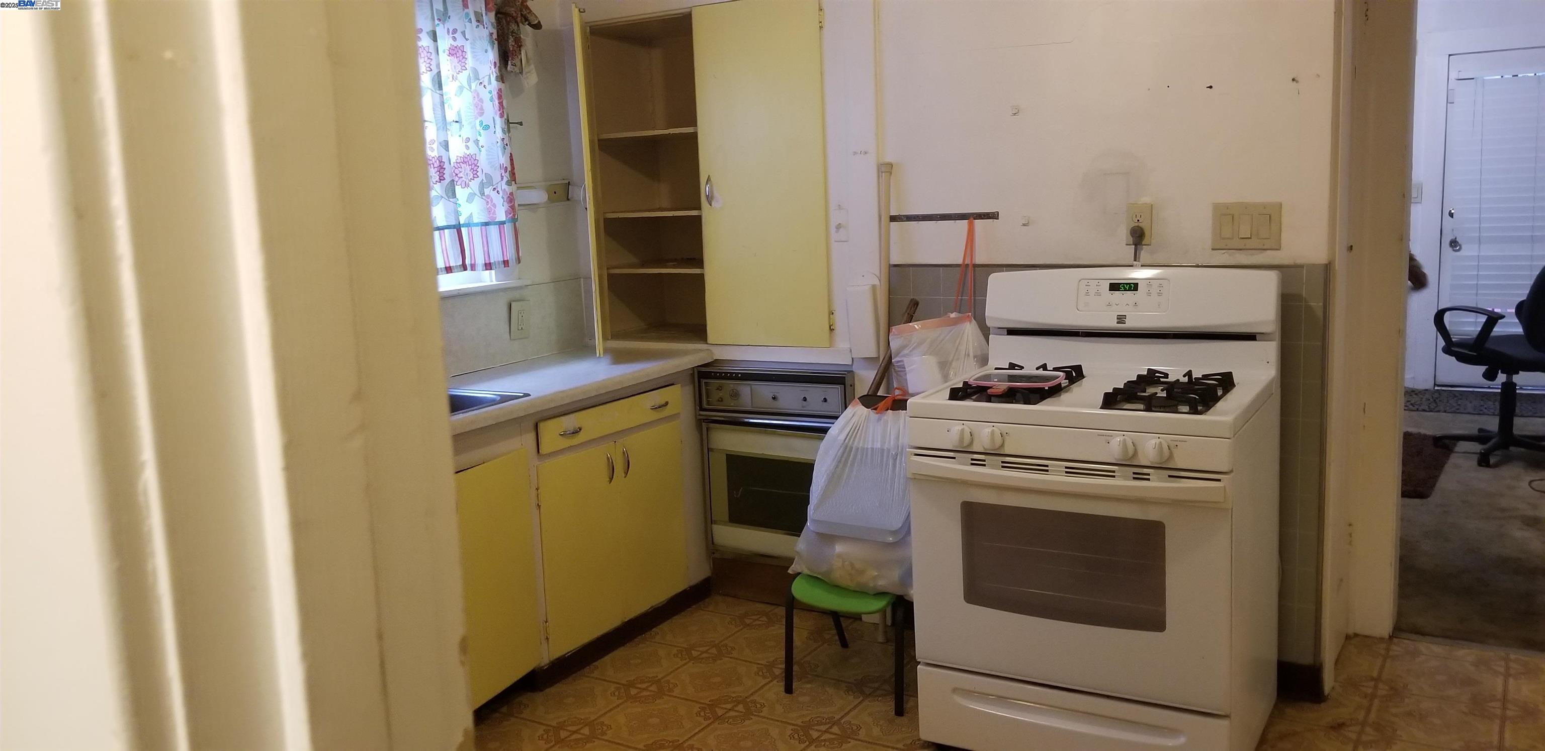 Oakland, California 94605, 3 Bedrooms Bedrooms, 6 Rooms Rooms,1 BathroomBathrooms,Residential,For Sale,41092507