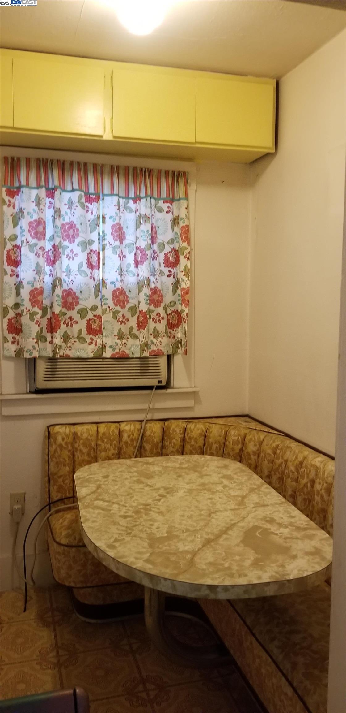 Oakland, California 94605, 3 Bedrooms Bedrooms, 6 Rooms Rooms,1 BathroomBathrooms,Residential,For Sale,41092507
