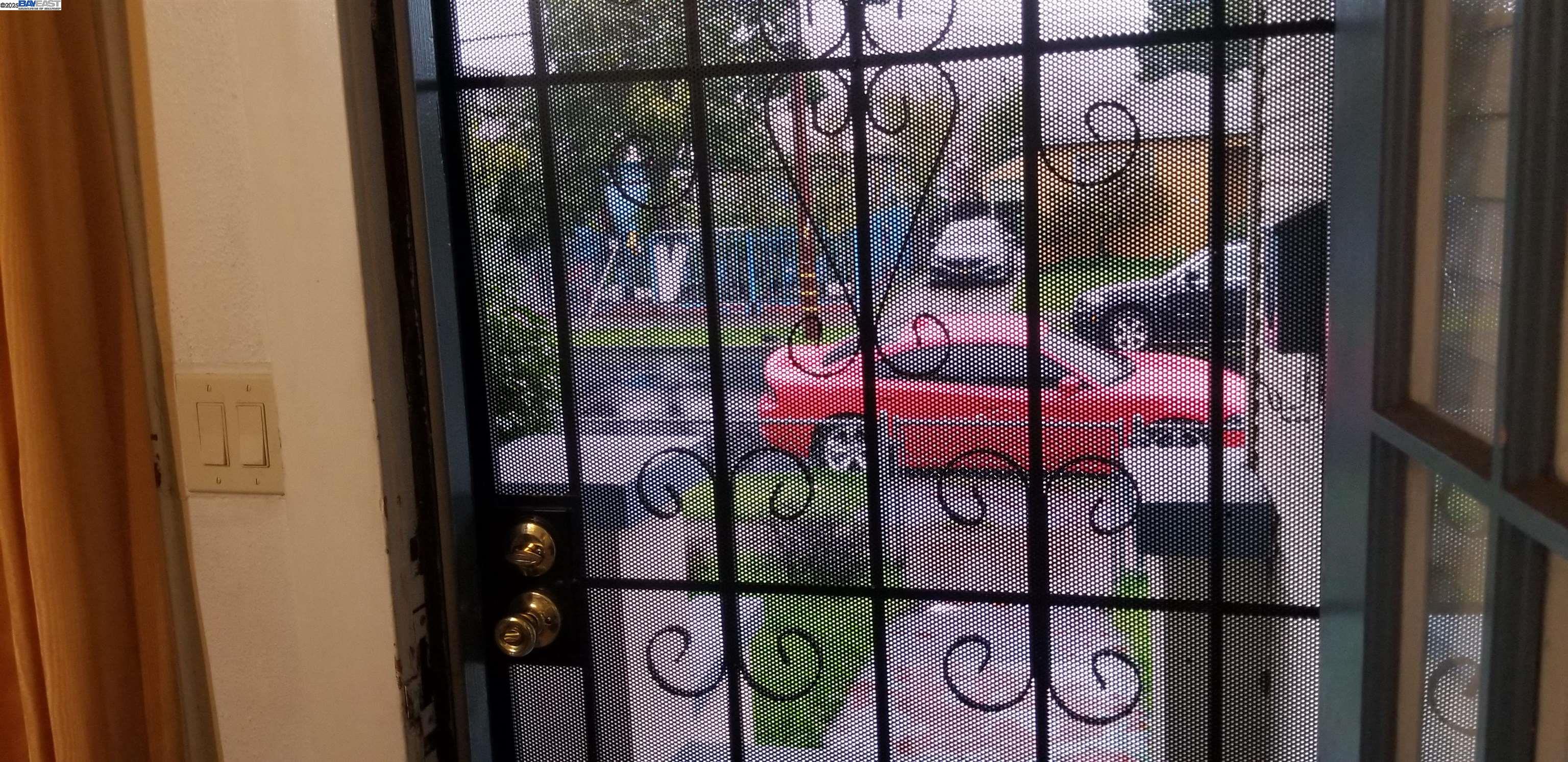 Oakland, California 94605, 3 Bedrooms Bedrooms, 6 Rooms Rooms,1 BathroomBathrooms,Residential,For Sale,41092507