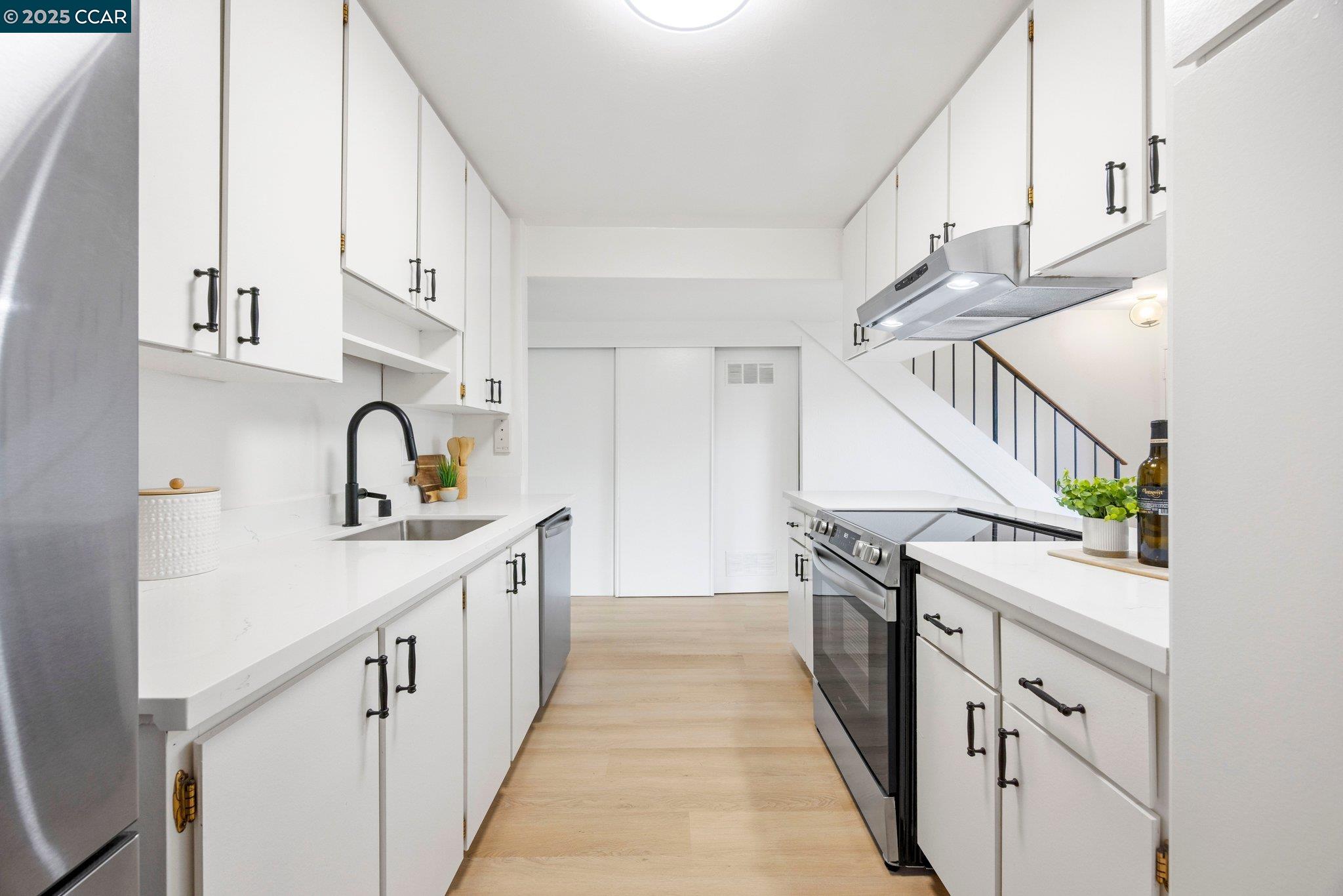Detail Gallery Image 9 of 34 For 685 Picasso Ter, Sunnyvale,  CA 94087 - 2 Beds | 1/1 Baths