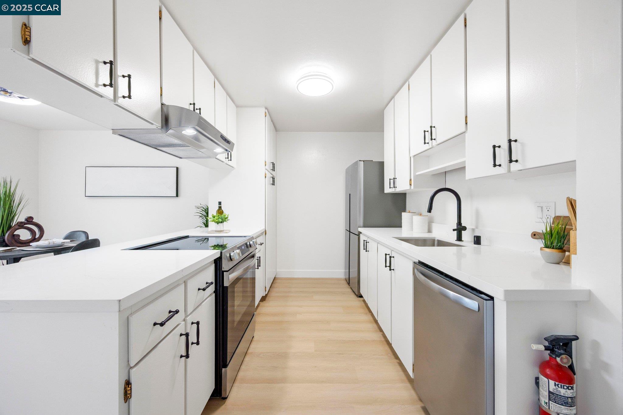 Detail Gallery Image 7 of 34 For 685 Picasso Ter, Sunnyvale,  CA 94087 - 2 Beds | 1/1 Baths