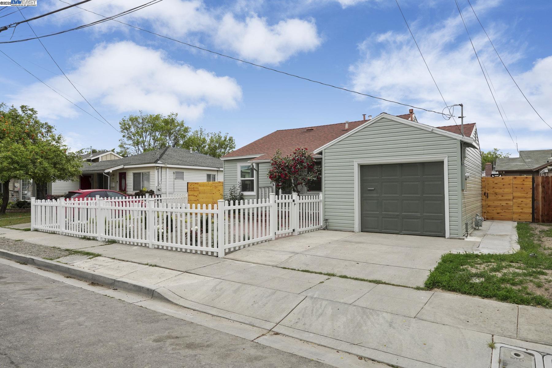 Detail Gallery Image 2 of 27 For 460 W Whittier Ave, Tracy,  CA 95376 - 2 Beds | 1 Baths