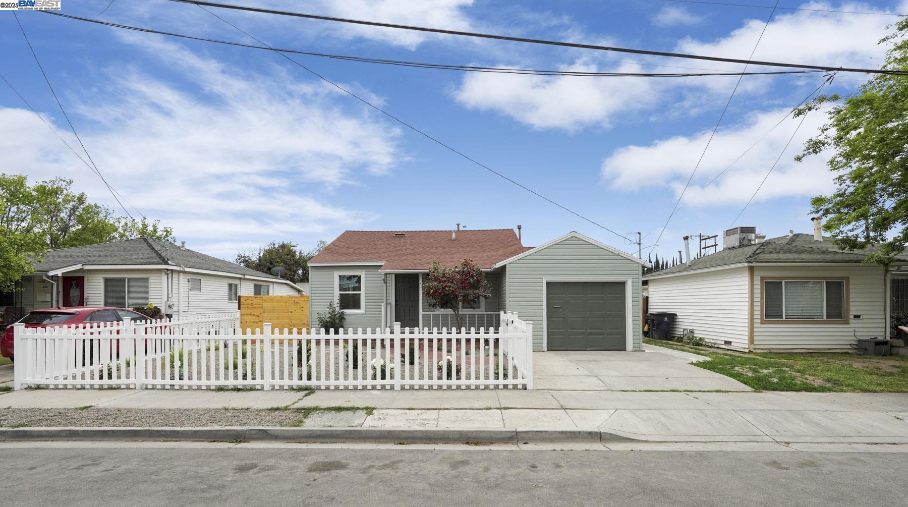 Detail Gallery Image 3 of 27 For 460 W Whittier Ave, Tracy,  CA 95376 - 2 Beds | 1 Baths