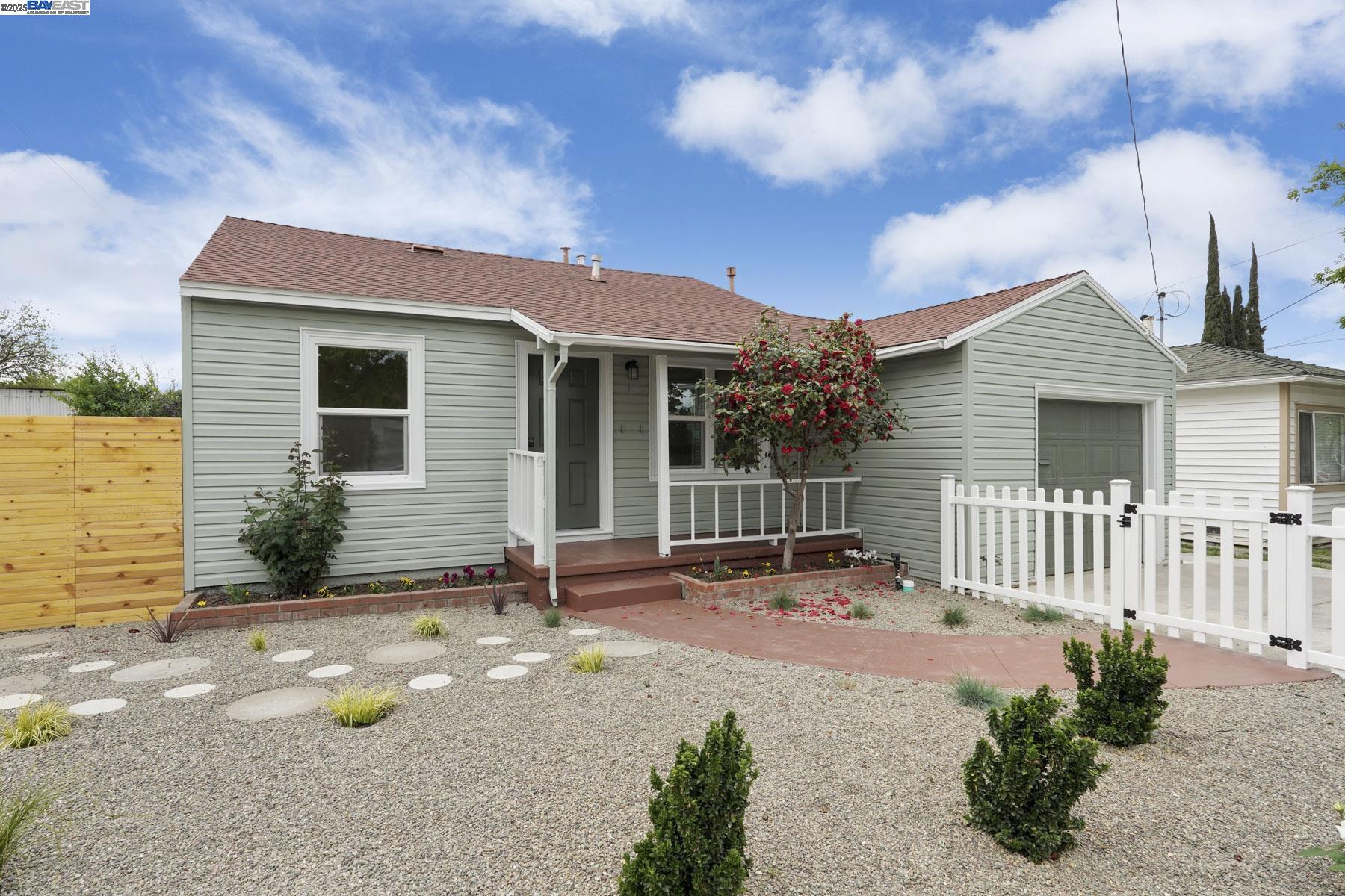 Detail Gallery Image 4 of 27 For 460 W Whittier Ave, Tracy,  CA 95376 - 2 Beds | 1 Baths