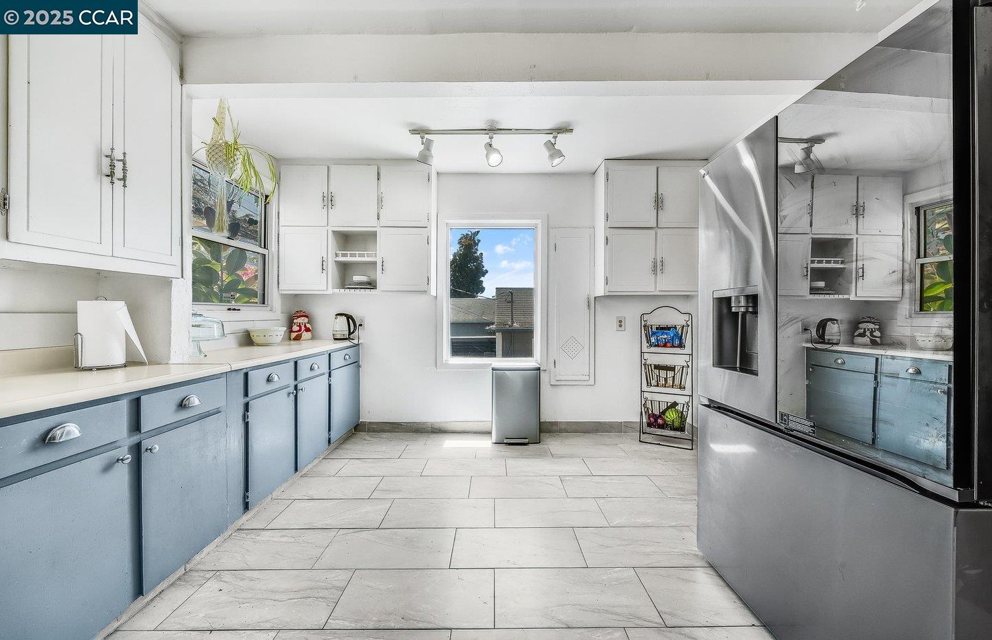 Detail Gallery Image 11 of 44 For 9305 Burr St, Oakland,  CA 94605 - 3 Beds | 2 Baths