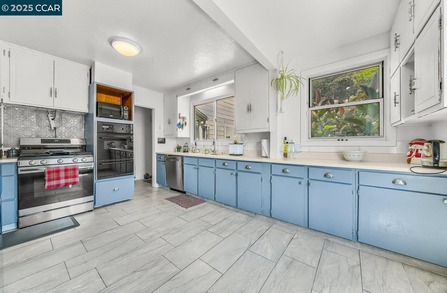 Detail Gallery Image 14 of 44 For 9305 Burr St, Oakland,  CA 94605 - 3 Beds | 2 Baths