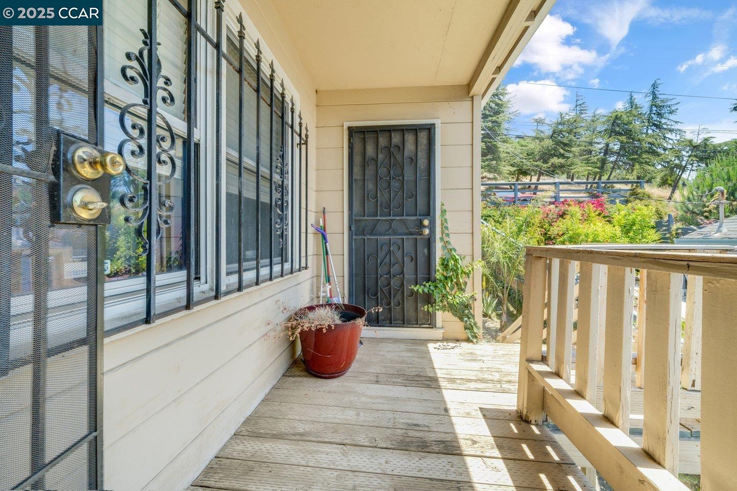 Detail Gallery Image 15 of 44 For 9305 Burr St, Oakland,  CA 94605 - 3 Beds | 2 Baths