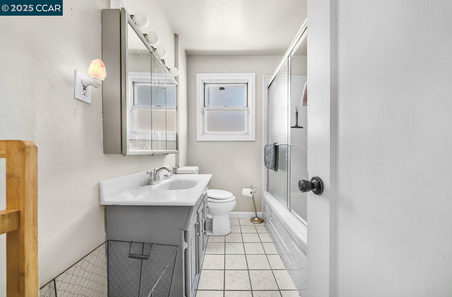 Detail Gallery Image 24 of 44 For 9305 Burr St, Oakland,  CA 94605 - 3 Beds | 2 Baths