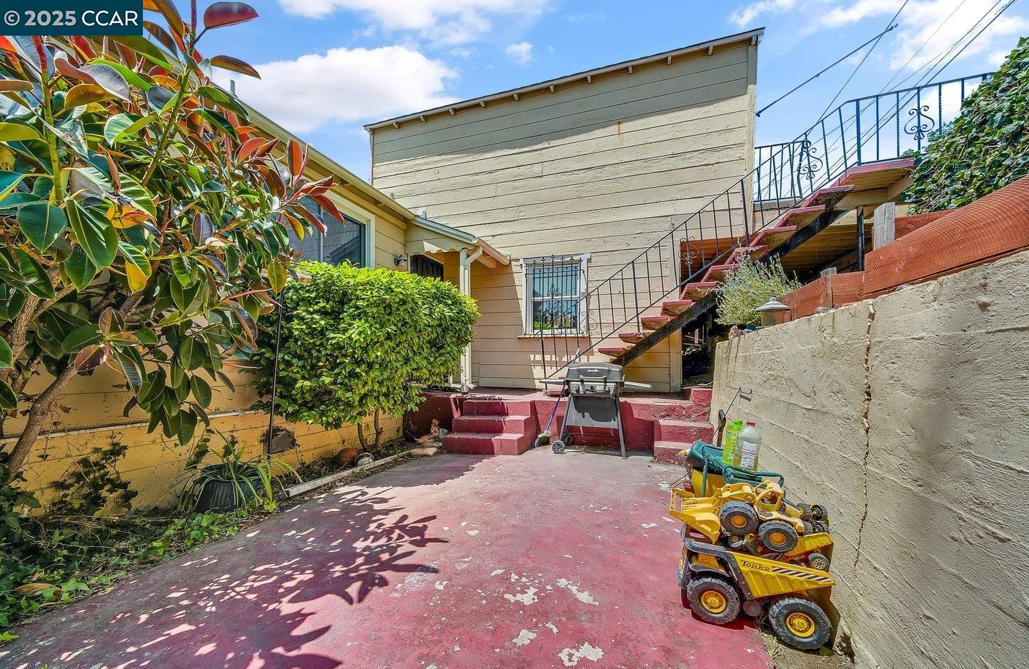 Detail Gallery Image 4 of 44 For 9305 Burr St, Oakland,  CA 94605 - 3 Beds | 2 Baths