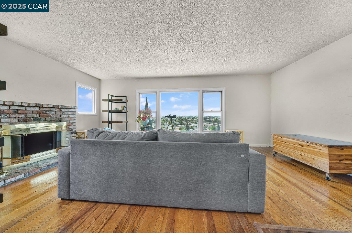 Detail Gallery Image 5 of 44 For 9305 Burr St, Oakland,  CA 94605 - 3 Beds | 2 Baths