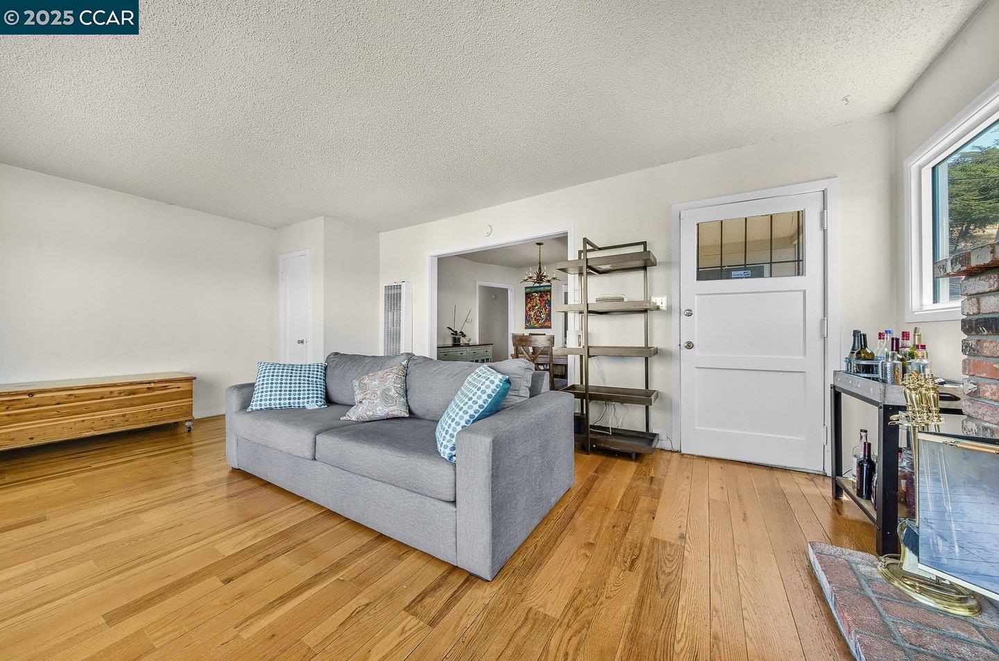 Detail Gallery Image 10 of 44 For 9305 Burr St, Oakland,  CA 94605 - 3 Beds | 2 Baths