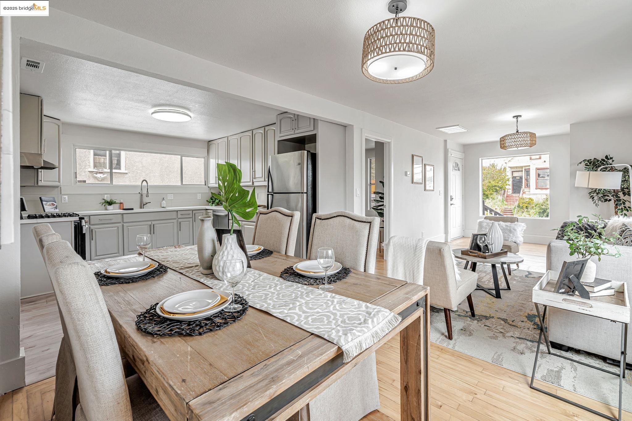 Detail Gallery Image 1 of 47 For 725 E 21st St, Oakland,  CA 94606 - 5 Beds | 2 Baths