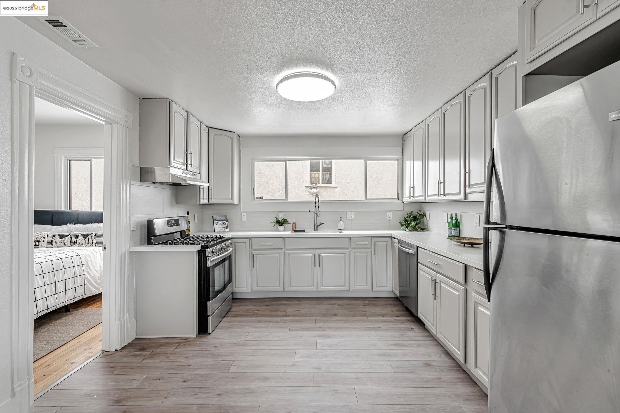 Detail Gallery Image 13 of 47 For 725 E 21st St, Oakland,  CA 94606 - 5 Beds | 2 Baths