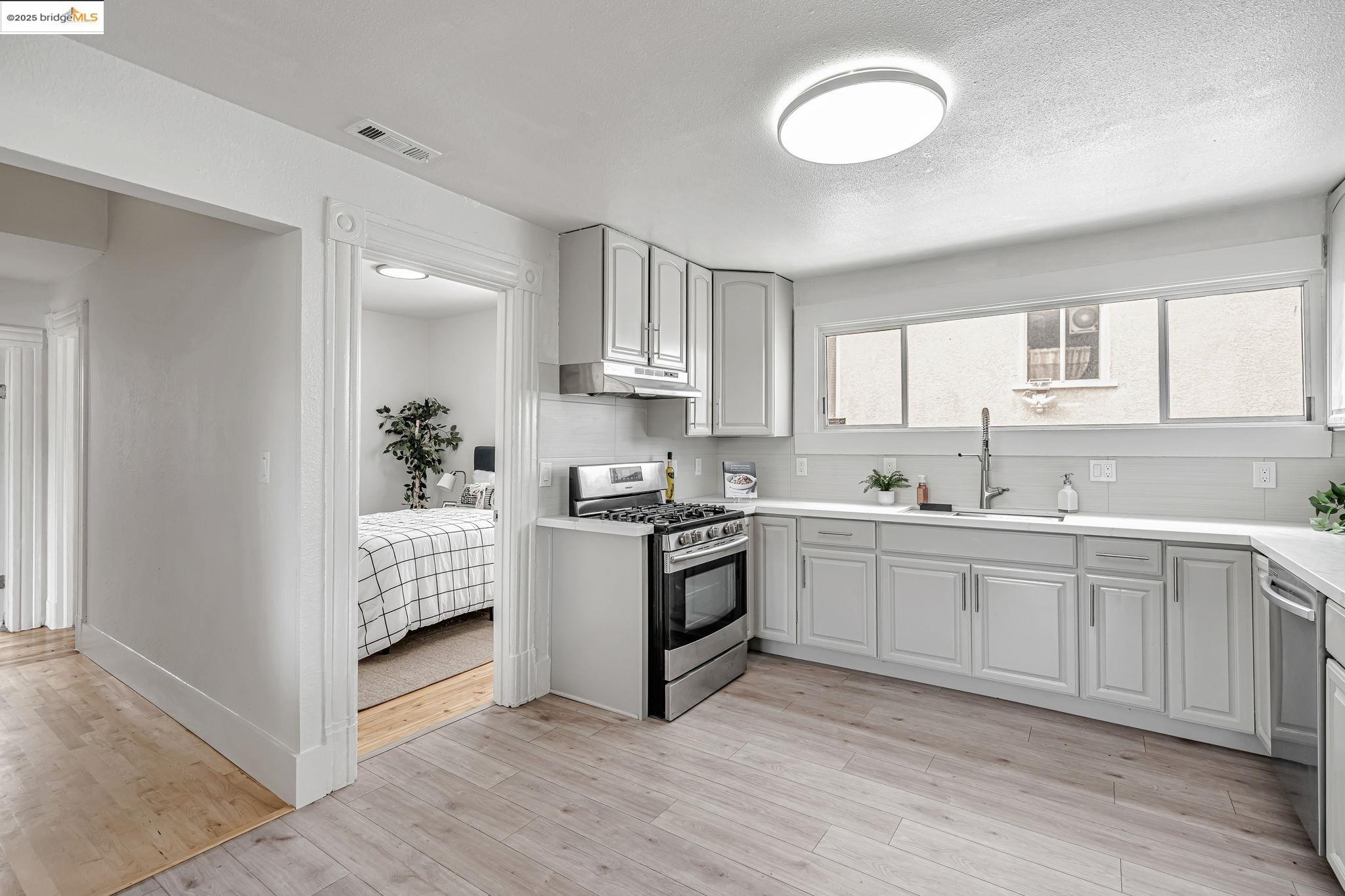 Detail Gallery Image 15 of 47 For 725 E 21st St, Oakland,  CA 94606 - 5 Beds | 2 Baths