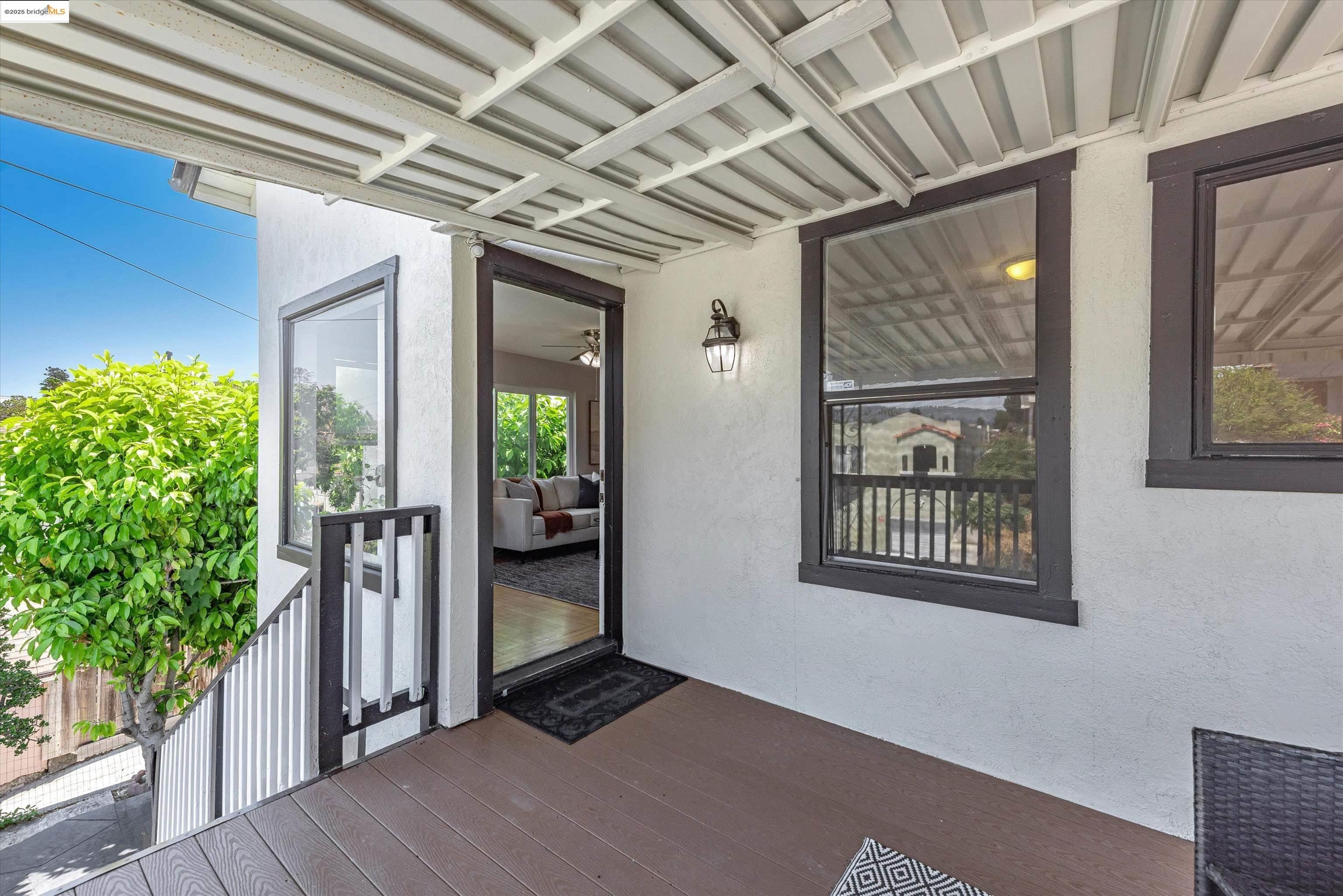 Detail Gallery Image 6 of 47 For 725 E 21st St, Oakland,  CA 94606 - 5 Beds | 2 Baths