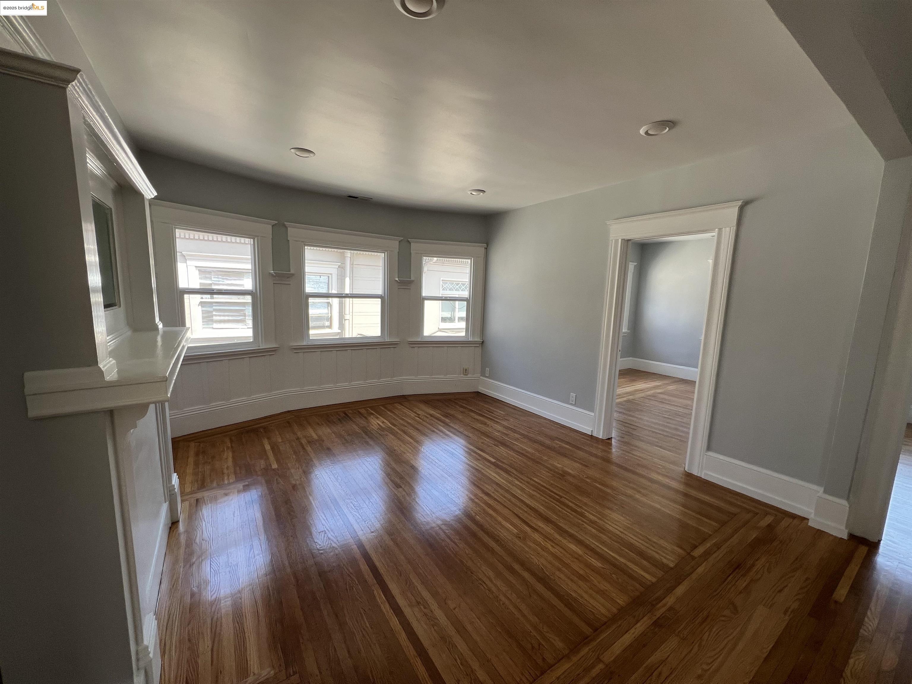Detail Gallery Image 1 of 1 For 542 42nd St, Oakland,  CA 94609 - 2 Beds | 1 Baths