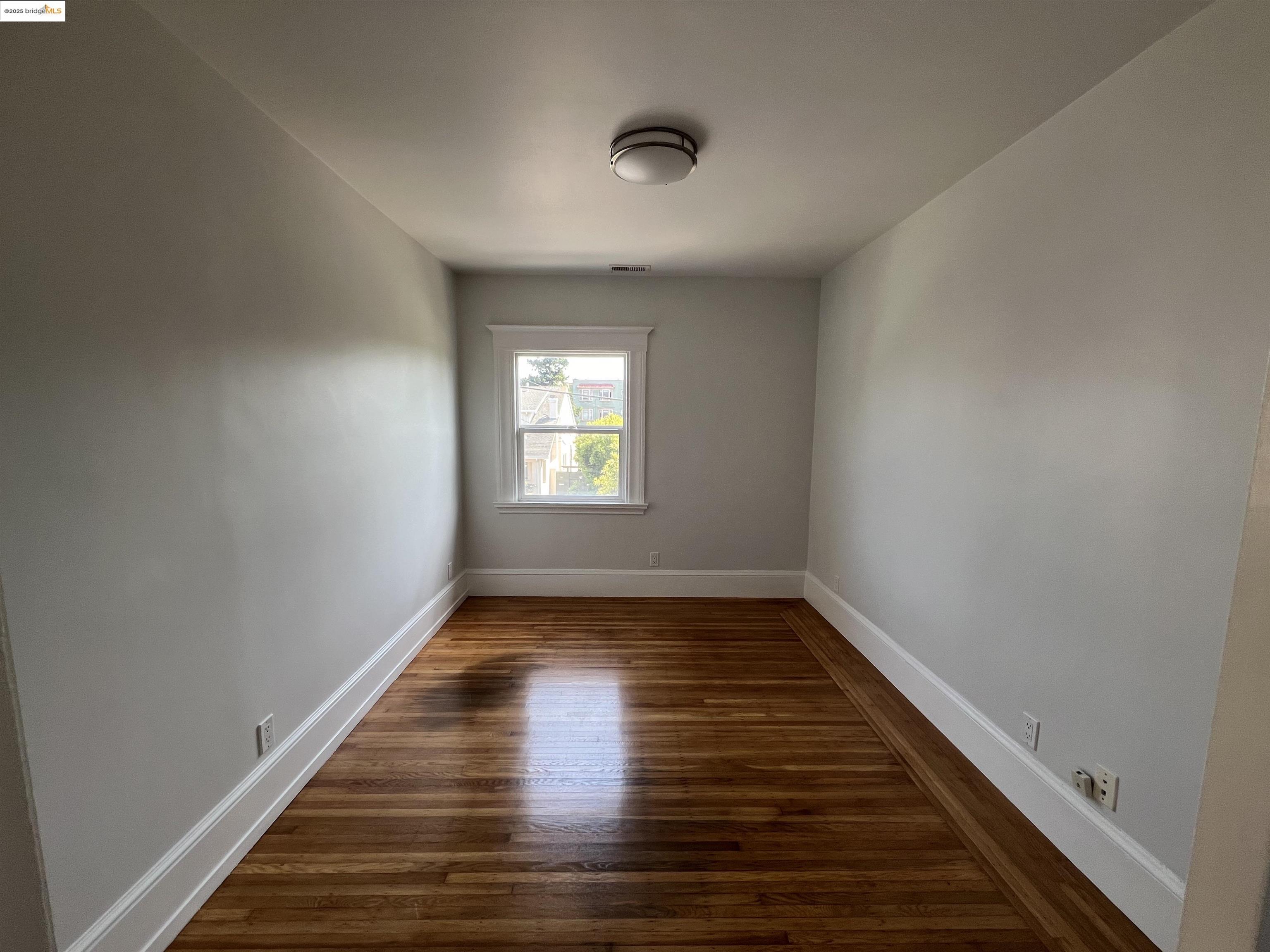 Detail Gallery Image 5 of 10 For 542 42nd St, Oakland,  CA 94609 - 2 Beds | 1 Baths