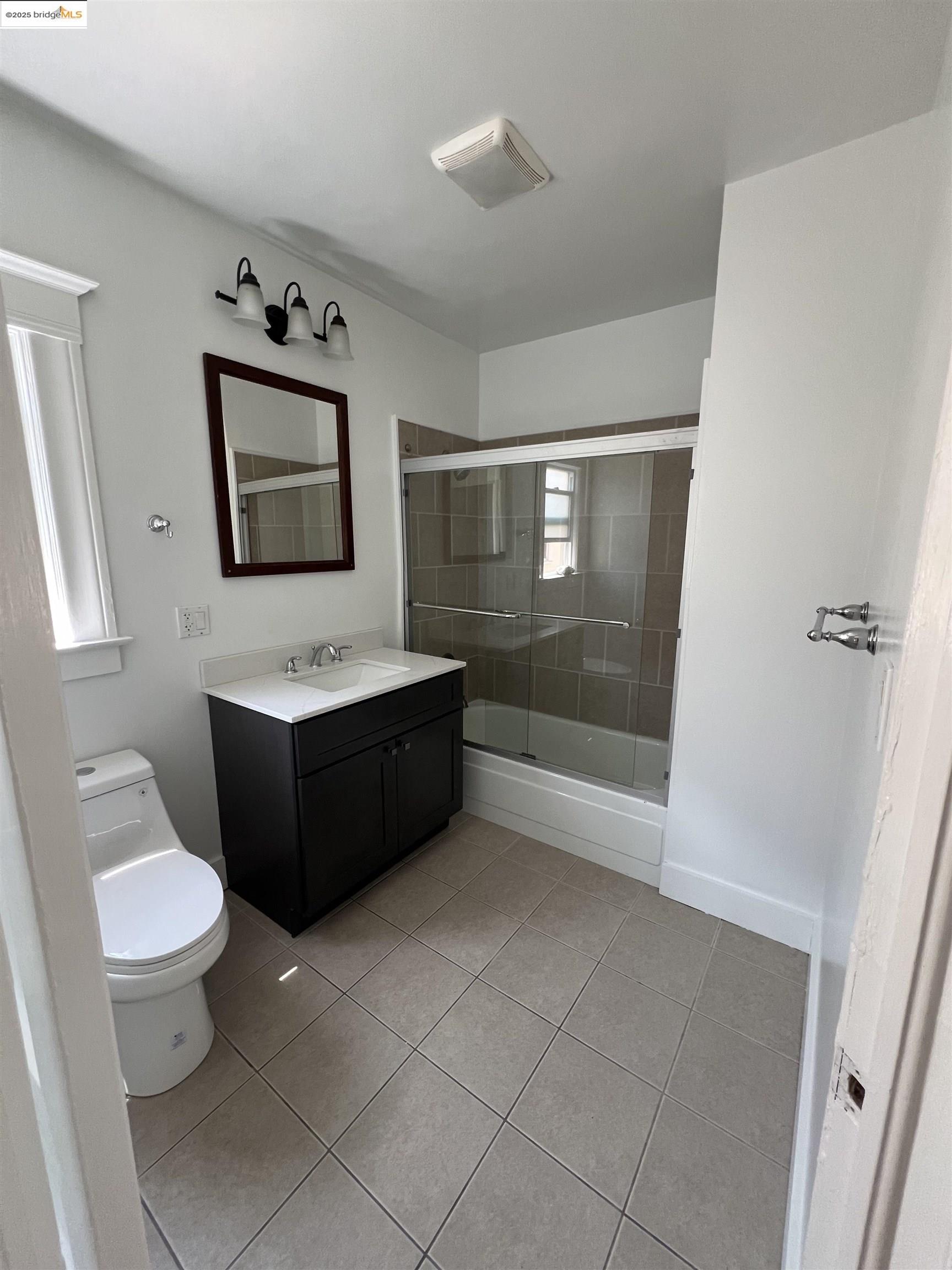 Detail Gallery Image 7 of 10 For 542 42nd St, Oakland,  CA 94609 - 2 Beds | 1 Baths