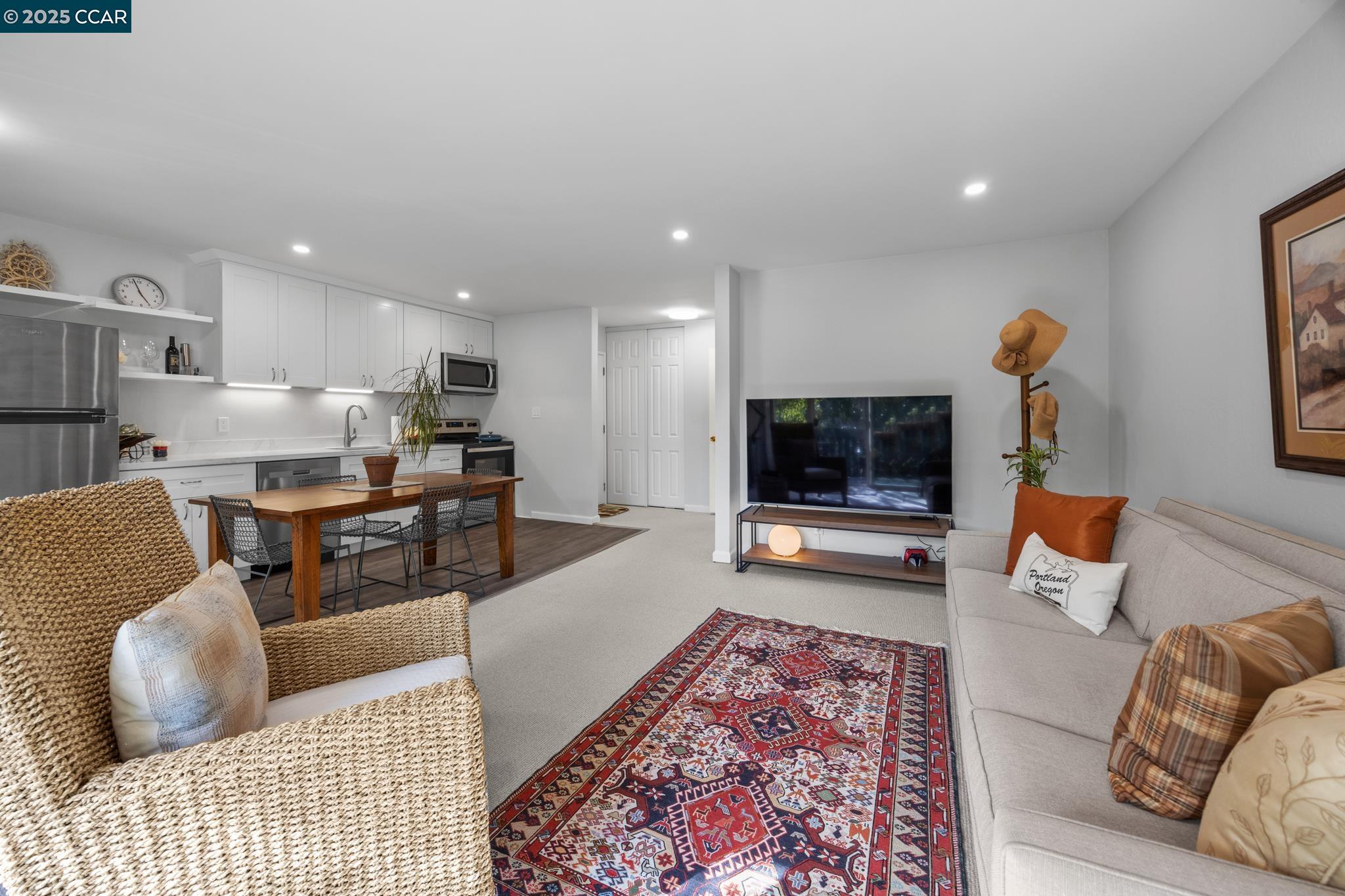 Detail Gallery Image 6 of 54 For 1036 Oak Grove Rd #24,  Concord,  CA 94518 - 1 Beds | 1 Baths