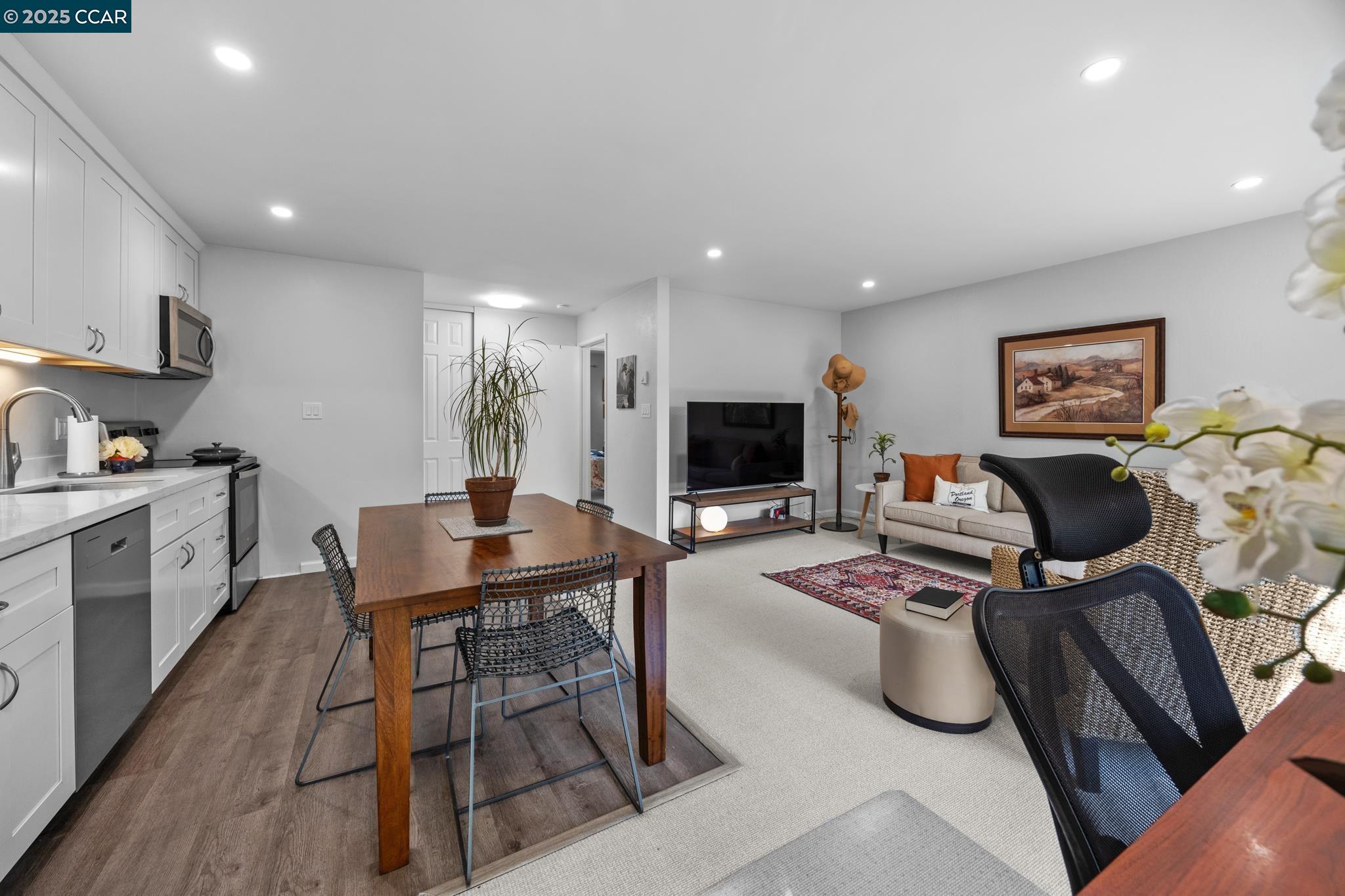 Detail Gallery Image 8 of 54 For 1036 Oak Grove Rd #24,  Concord,  CA 94518 - 1 Beds | 1 Baths