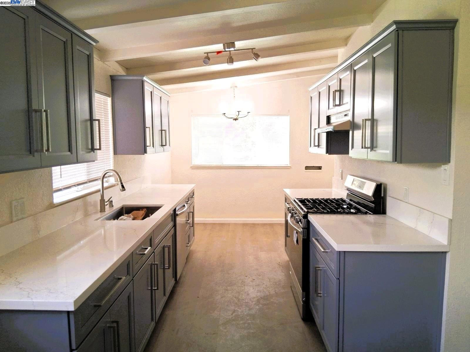 Detail Gallery Image 9 of 20 For 2217 Porter Way, Stockton,  CA 95207 - 3 Beds | 1 Baths