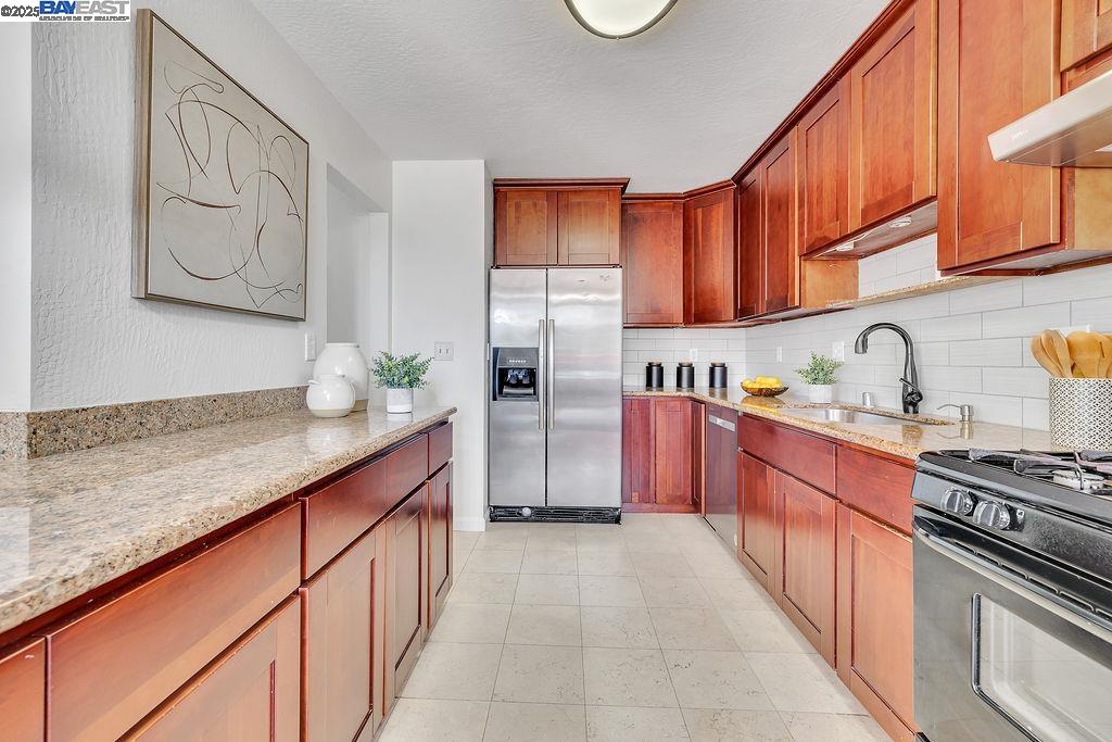 Detail Gallery Image 13 of 41 For 21917 Nugget Canyon Dr, Castro Valley,  CA 94552 - 3 Beds | 2/1 Baths