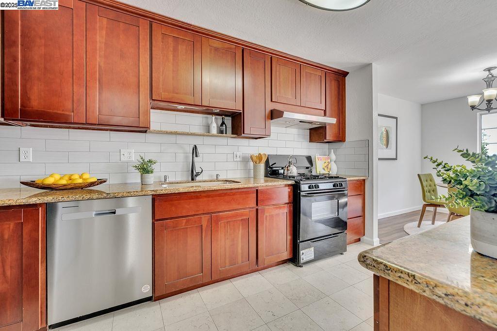 Detail Gallery Image 15 of 41 For 21917 Nugget Canyon Dr, Castro Valley,  CA 94552 - 3 Beds | 2/1 Baths