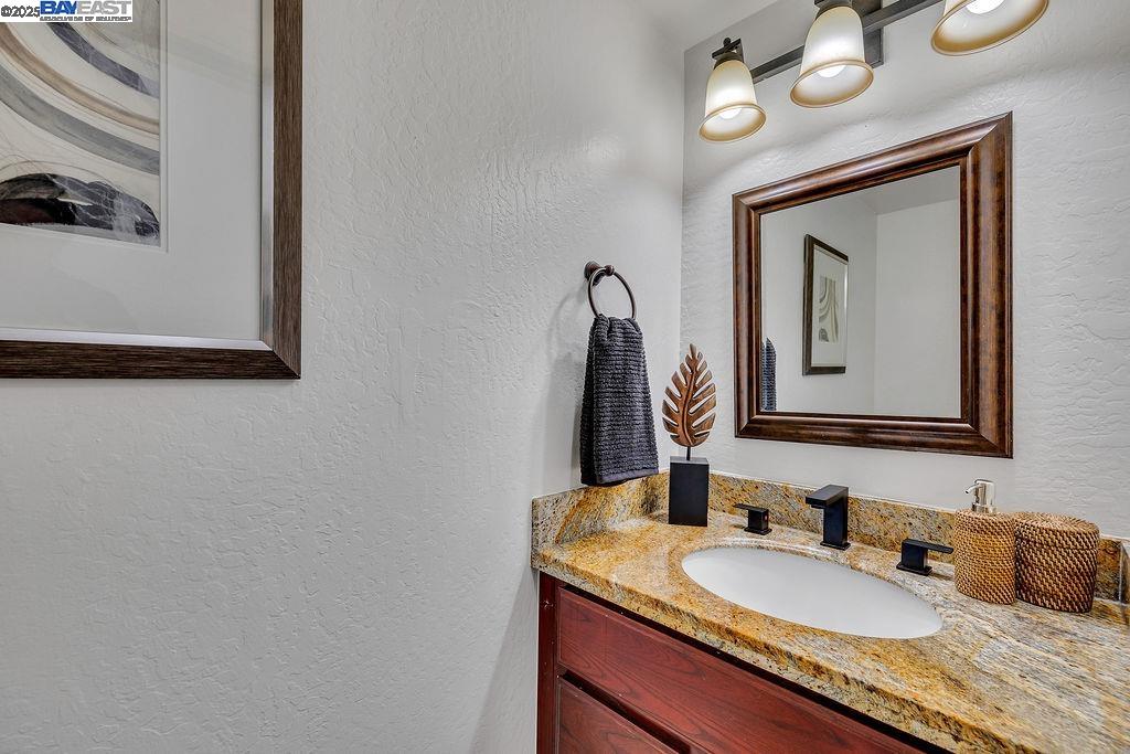 Detail Gallery Image 6 of 41 For 21917 Nugget Canyon Dr, Castro Valley,  CA 94552 - 3 Beds | 2/1 Baths