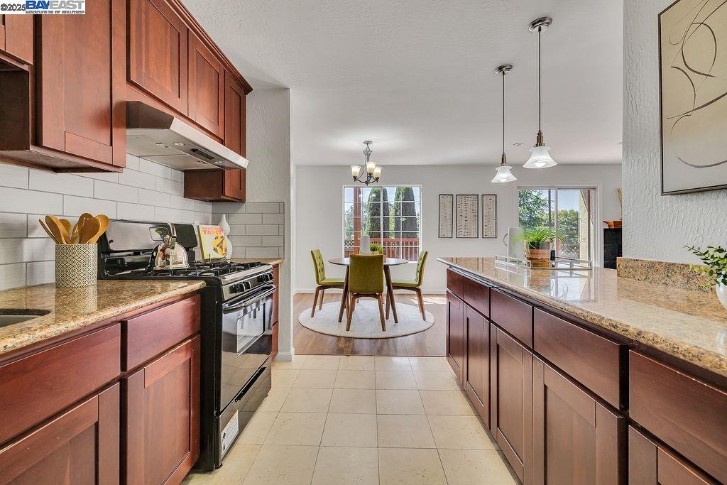 Detail Gallery Image 9 of 41 For 21917 Nugget Canyon Dr, Castro Valley,  CA 94552 - 3 Beds | 2/1 Baths