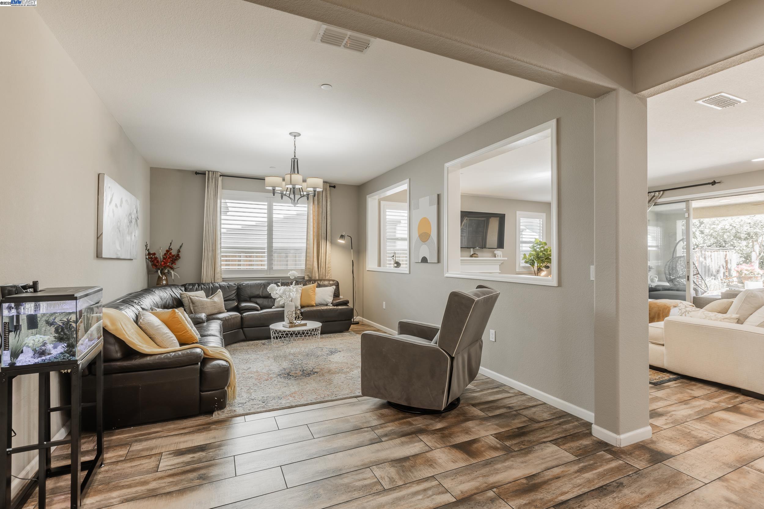 Detail Gallery Image 5 of 36 For 1499 Crystal Dr, Lathrop,  CA 95330 - 5 Beds | 4/1 Baths