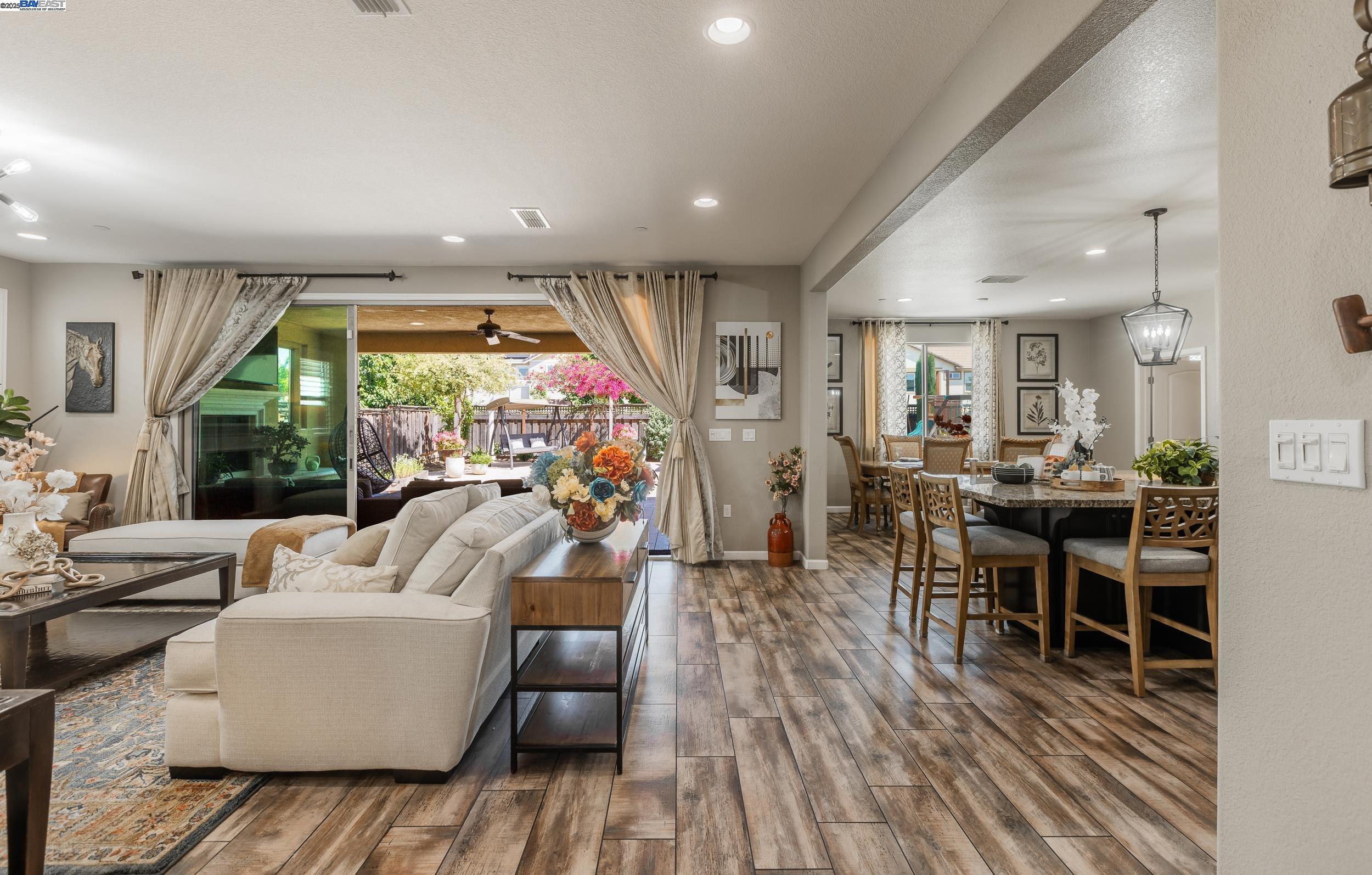 Detail Gallery Image 6 of 36 For 1499 Crystal Dr, Lathrop,  CA 95330 - 5 Beds | 4/1 Baths