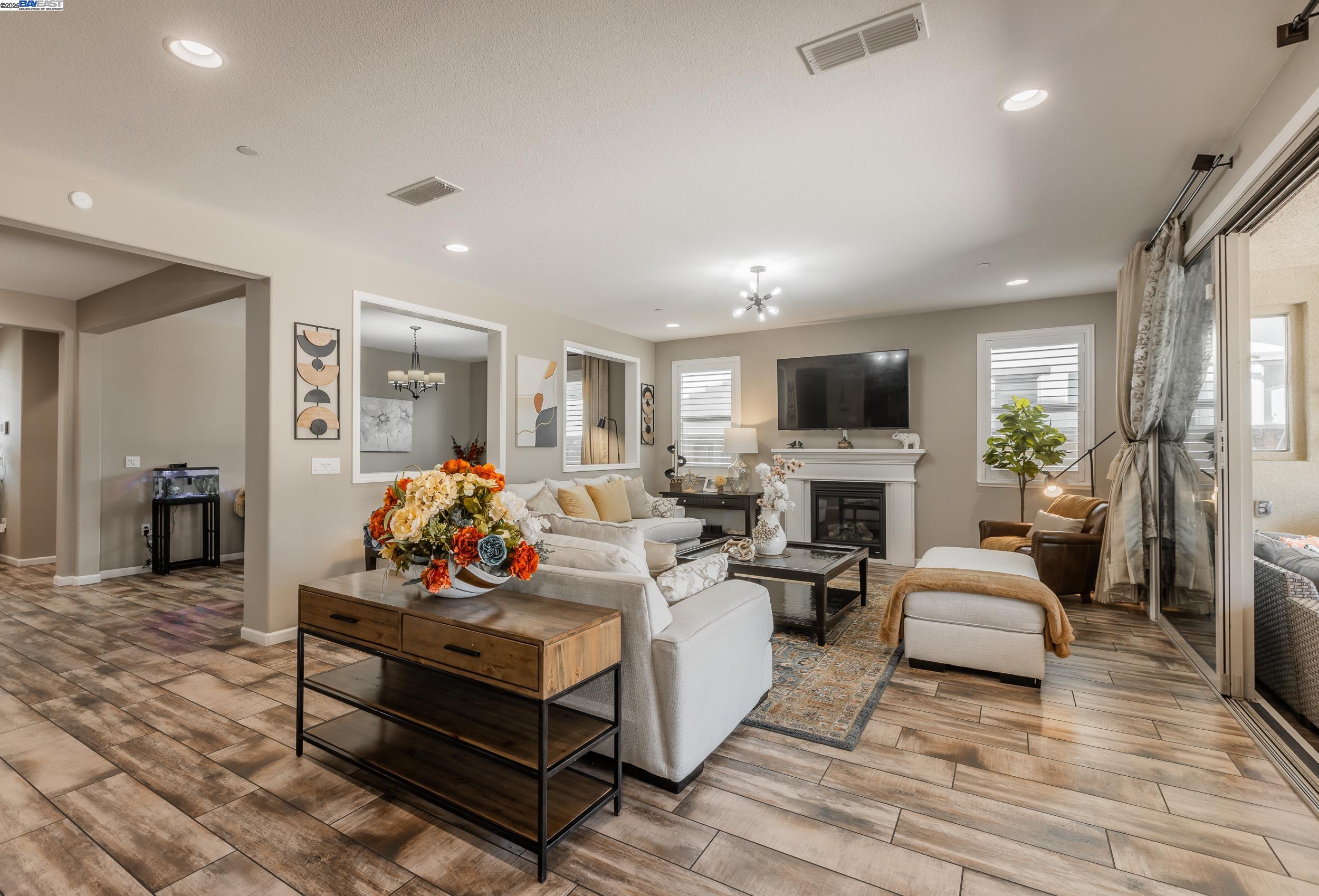 Detail Gallery Image 7 of 36 For 1499 Crystal Dr, Lathrop,  CA 95330 - 5 Beds | 4/1 Baths