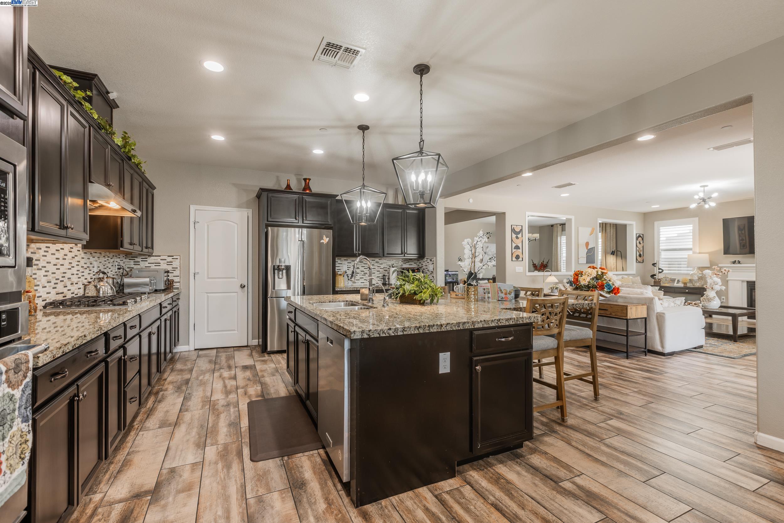 Detail Gallery Image 9 of 36 For 1499 Crystal Dr, Lathrop,  CA 95330 - 5 Beds | 4/1 Baths