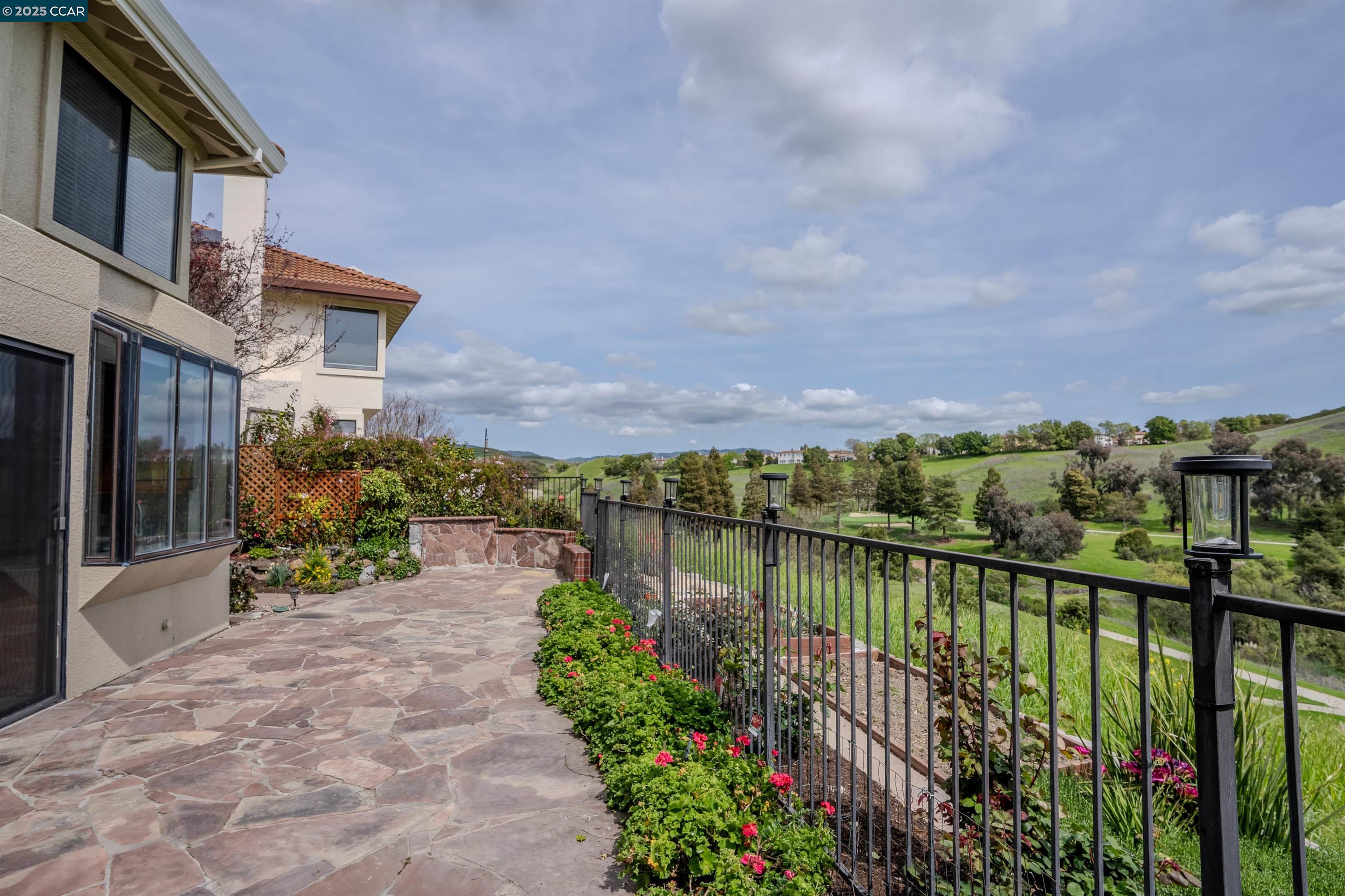 More Details about MLS # 41092716 : 772 LAKEMONT PL # 9