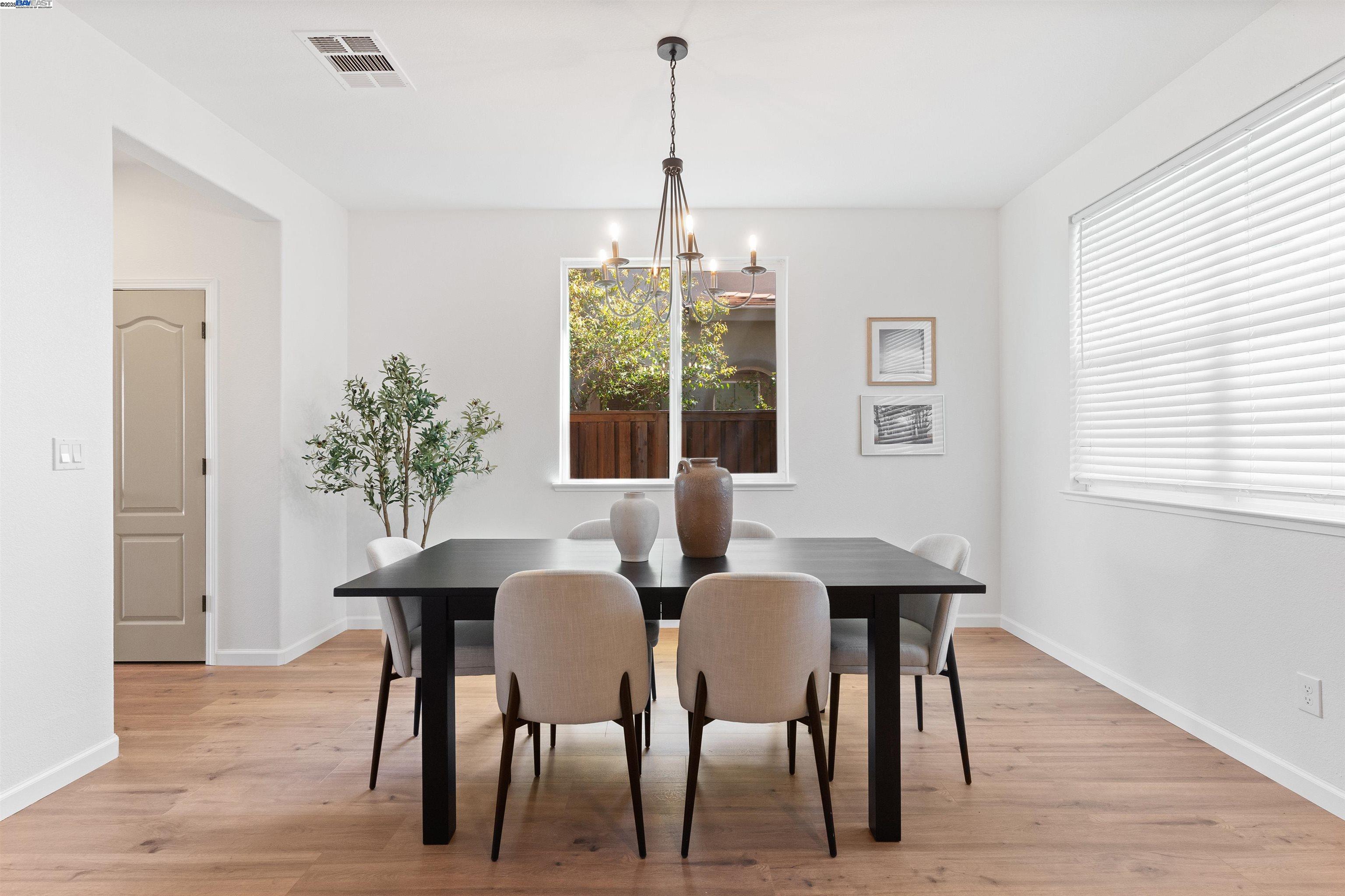 Detail Gallery Image 3 of 39 For 433 Sonnet Ct, Oakley,  CA 94561 - 5 Beds | 4/1 Baths