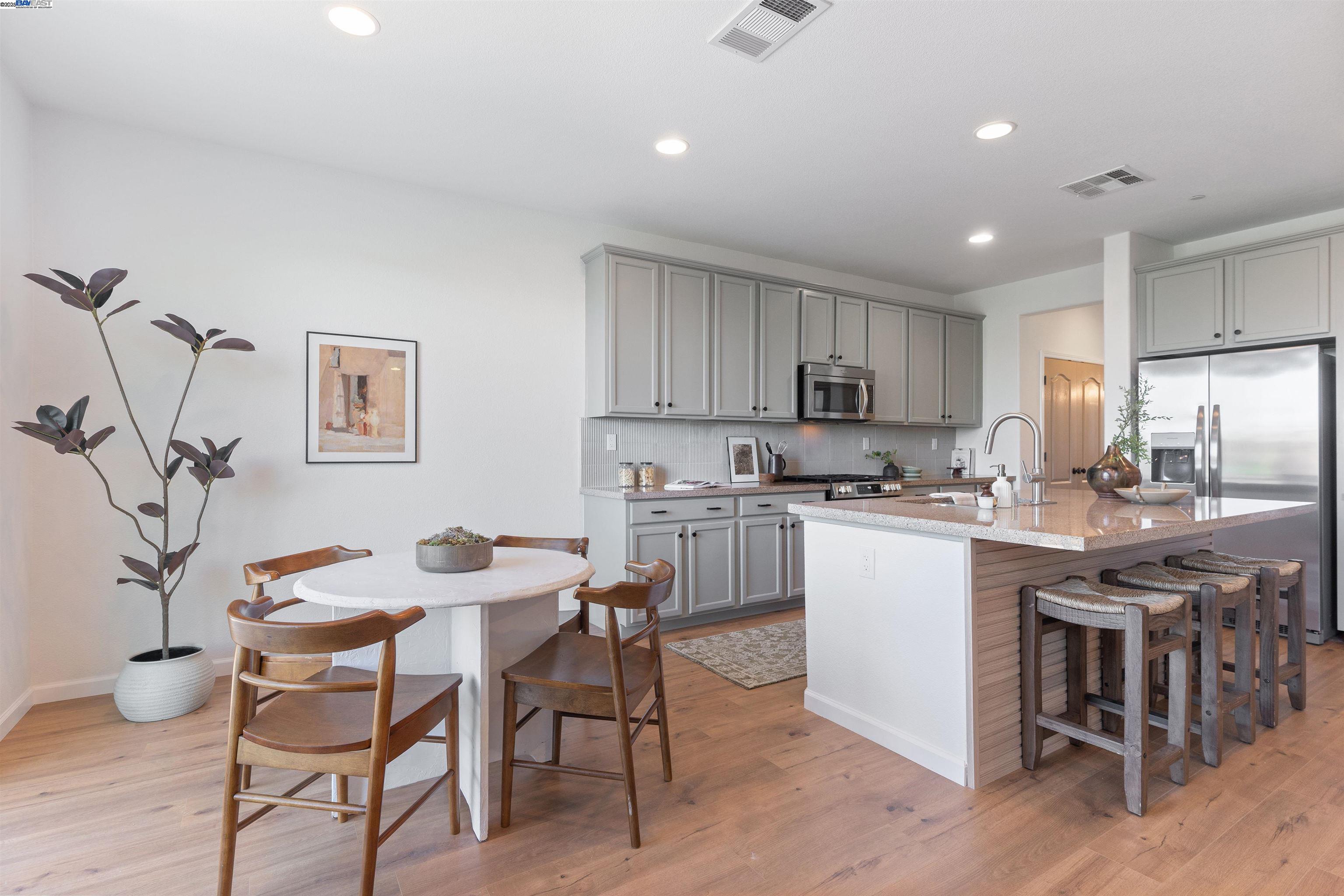 Detail Gallery Image 6 of 39 For 433 Sonnet Ct, Oakley,  CA 94561 - 5 Beds | 4/1 Baths