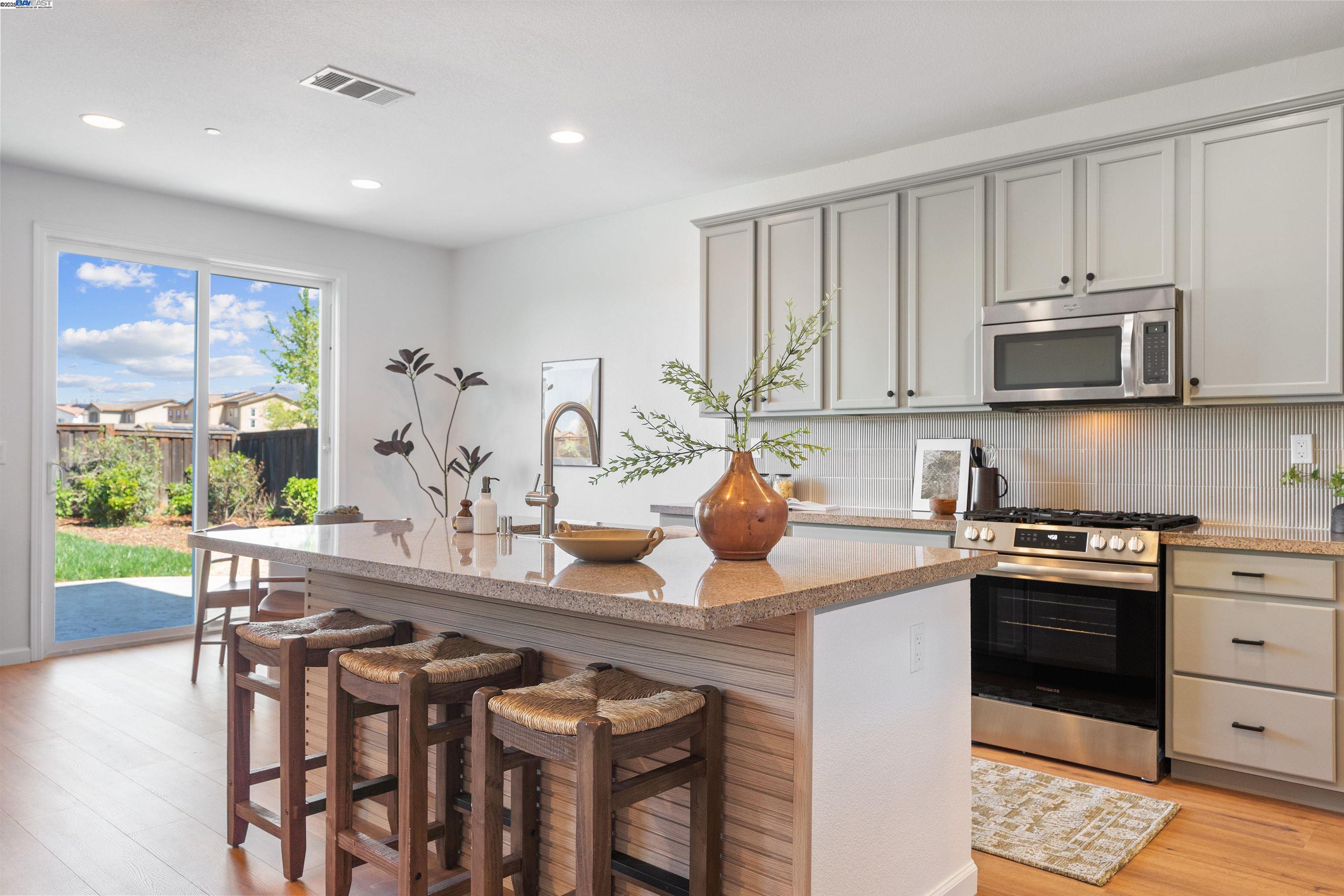Detail Gallery Image 7 of 39 For 433 Sonnet Ct, Oakley,  CA 94561 - 5 Beds | 4/1 Baths