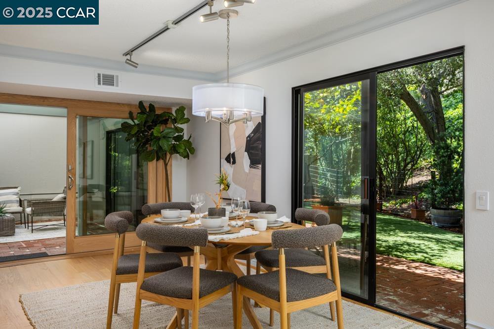 Detail Gallery Image 8 of 29 For 2432 Pine Knoll Dr #4,  Walnut Creek,  CA 94595 - 2 Beds | 1 Baths