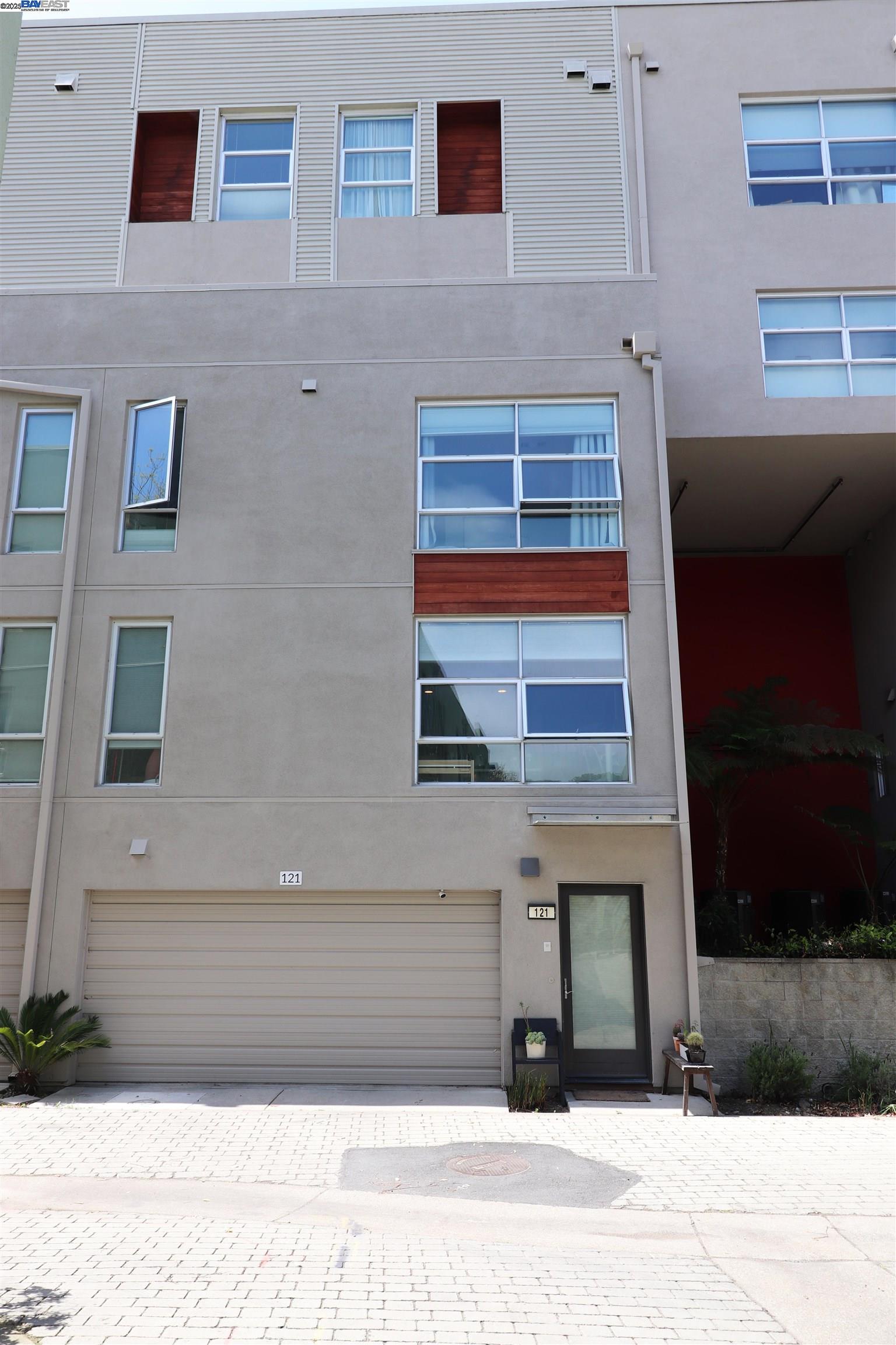 Detail Gallery Image 2 of 22 For 6466 Hollis St. #182,  Emeryville,  CA 94608 - 2 Beds | 2/1 Baths