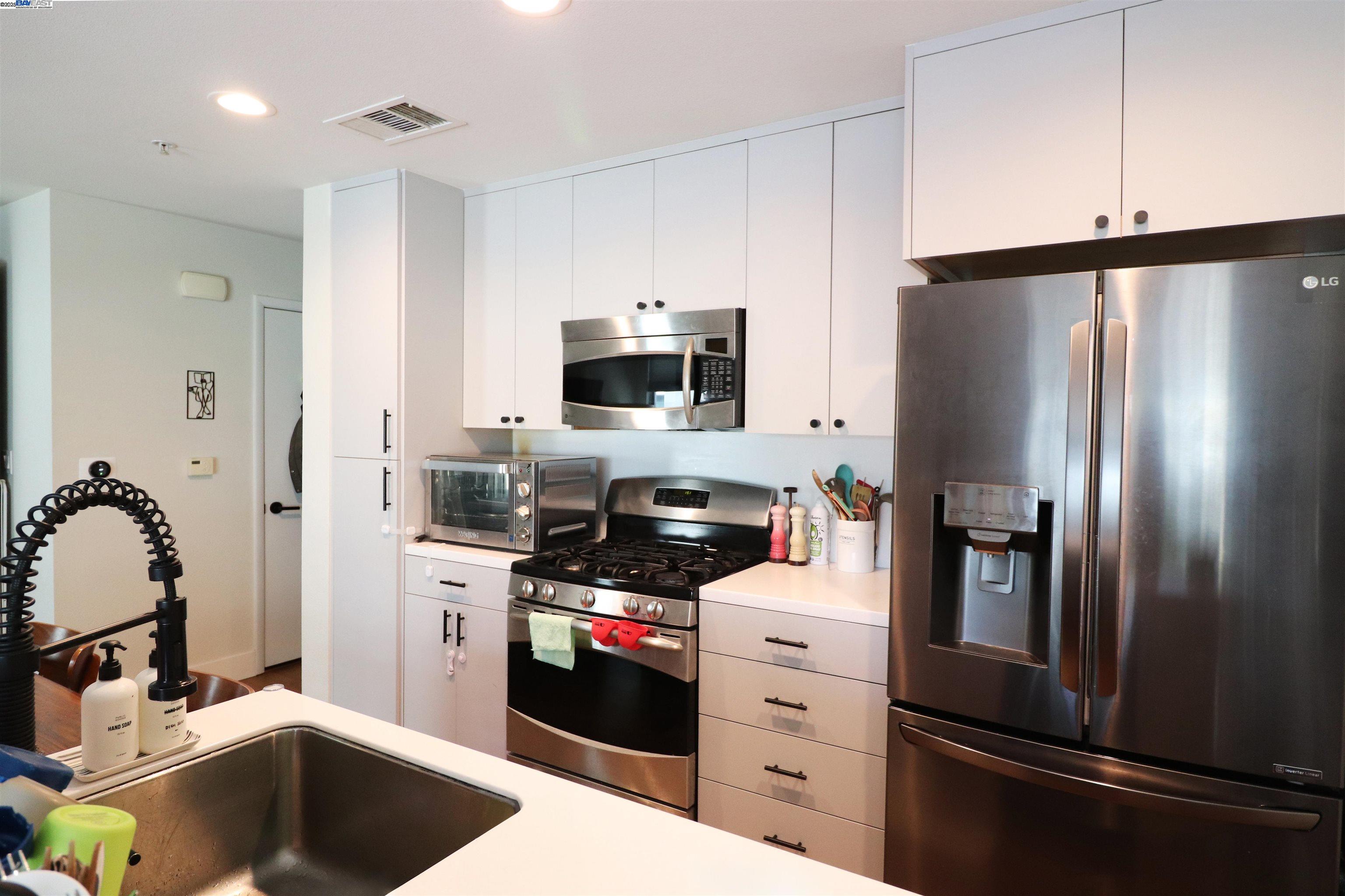 Detail Gallery Image 11 of 22 For 6466 Hollis St. #182,  Emeryville,  CA 94608 - 2 Beds | 2/1 Baths
