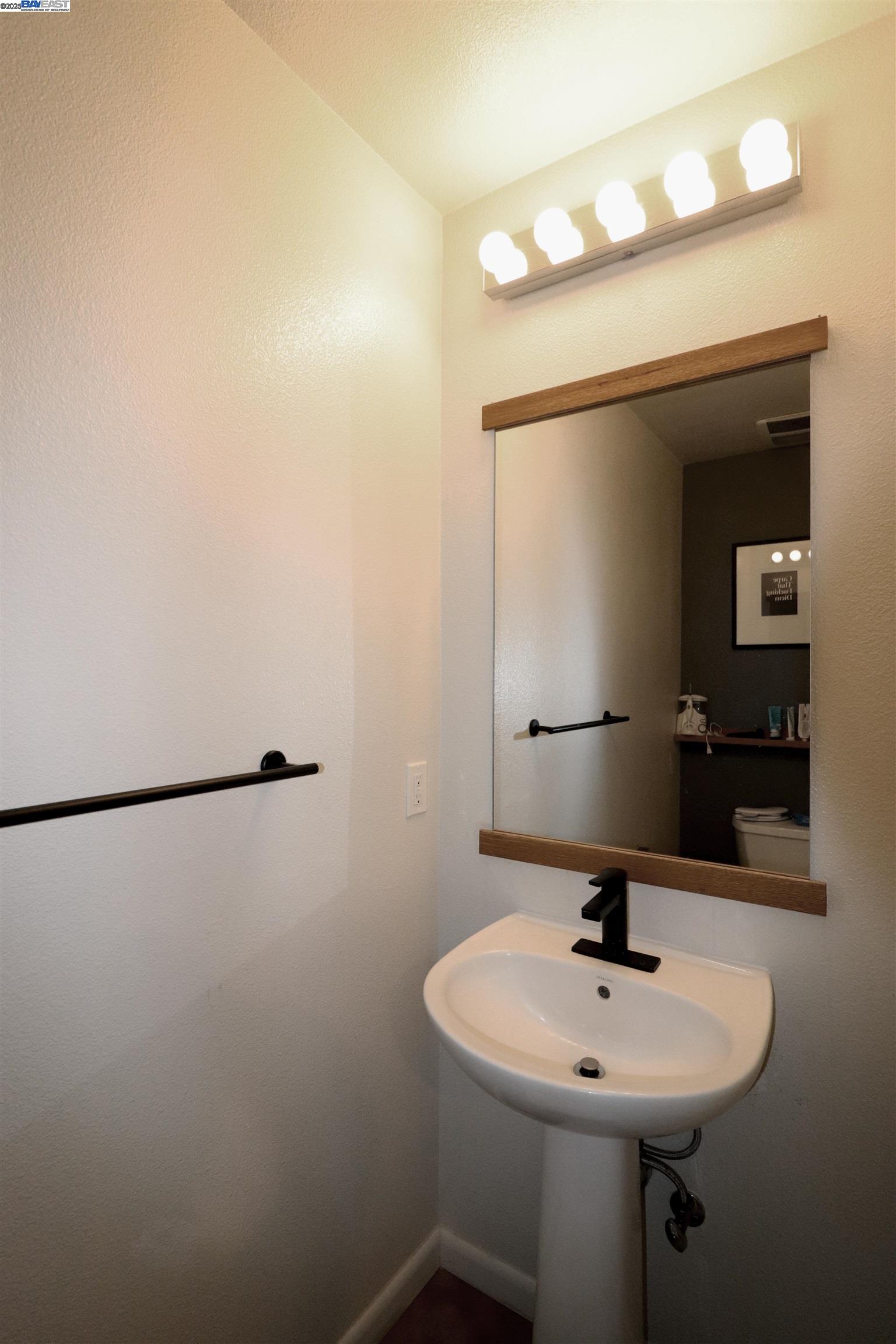 Detail Gallery Image 5 of 22 For 6466 Hollis St. #182,  Emeryville,  CA 94608 - 2 Beds | 2/1 Baths
