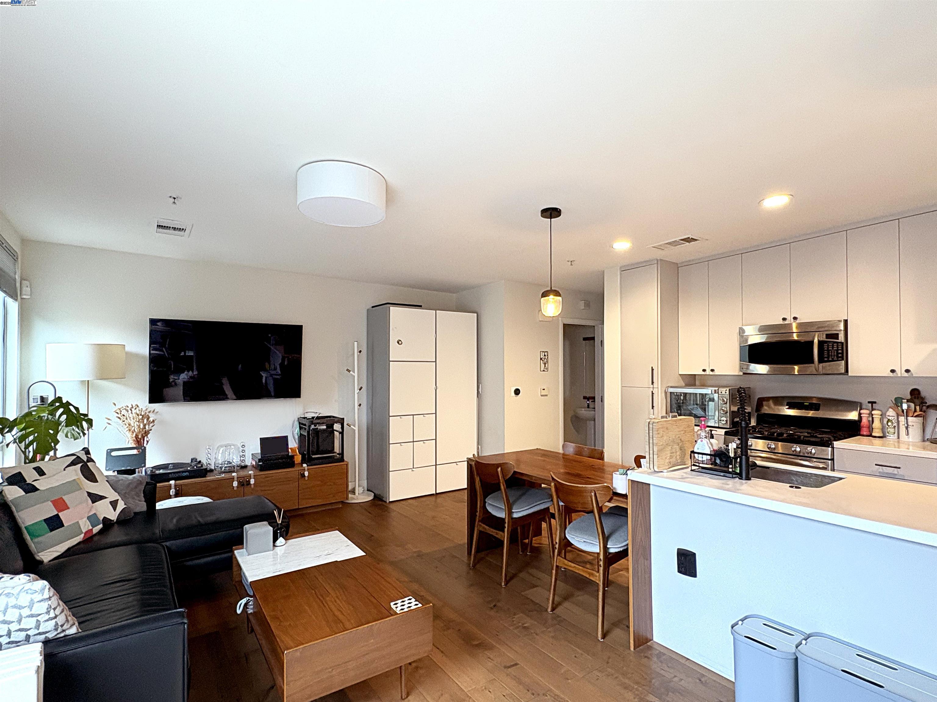 Detail Gallery Image 9 of 22 For 6466 Hollis St. #182,  Emeryville,  CA 94608 - 2 Beds | 2/1 Baths