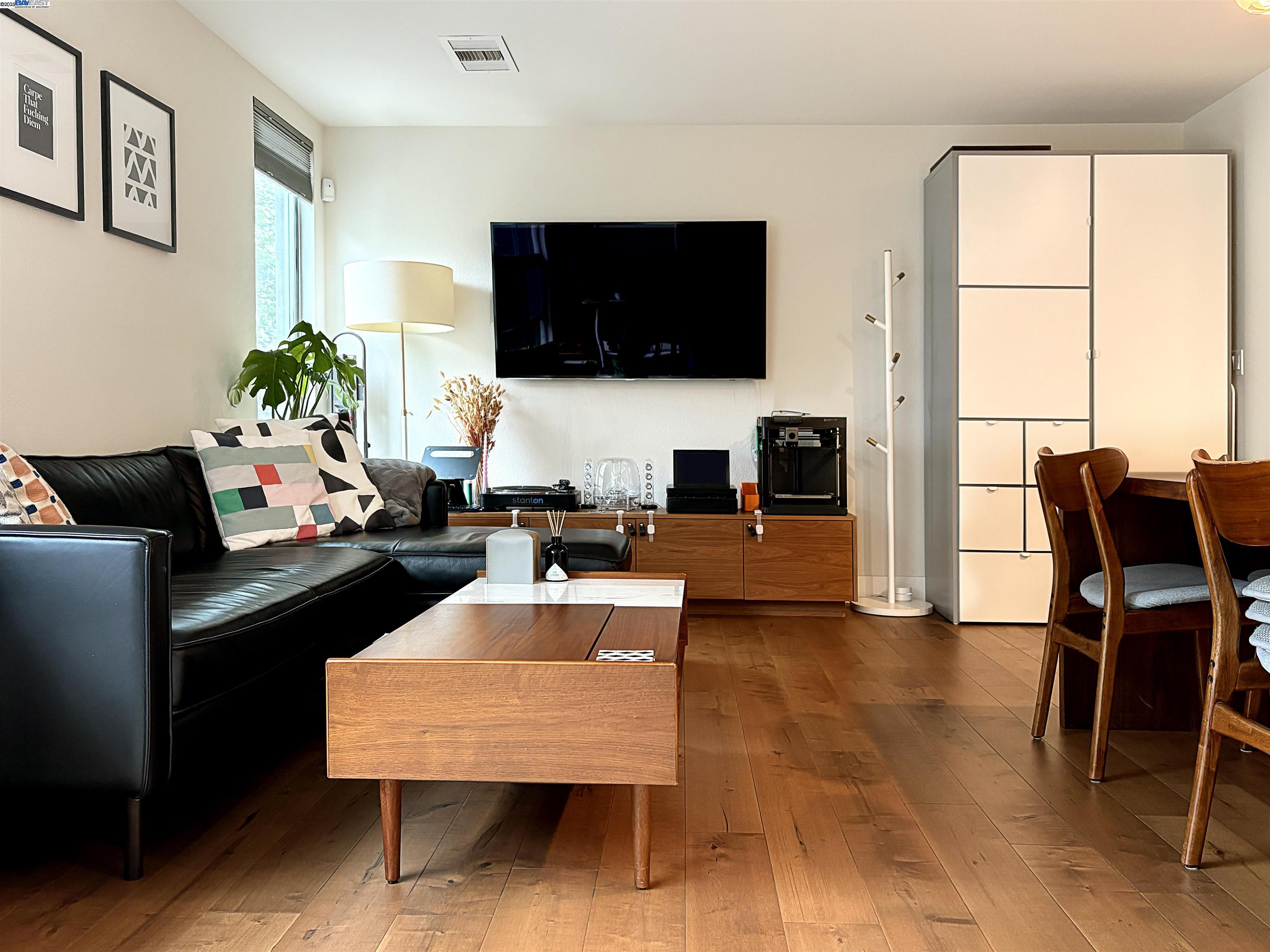 Detail Gallery Image 10 of 22 For 6466 Hollis St. #182,  Emeryville,  CA 94608 - 2 Beds | 2/1 Baths