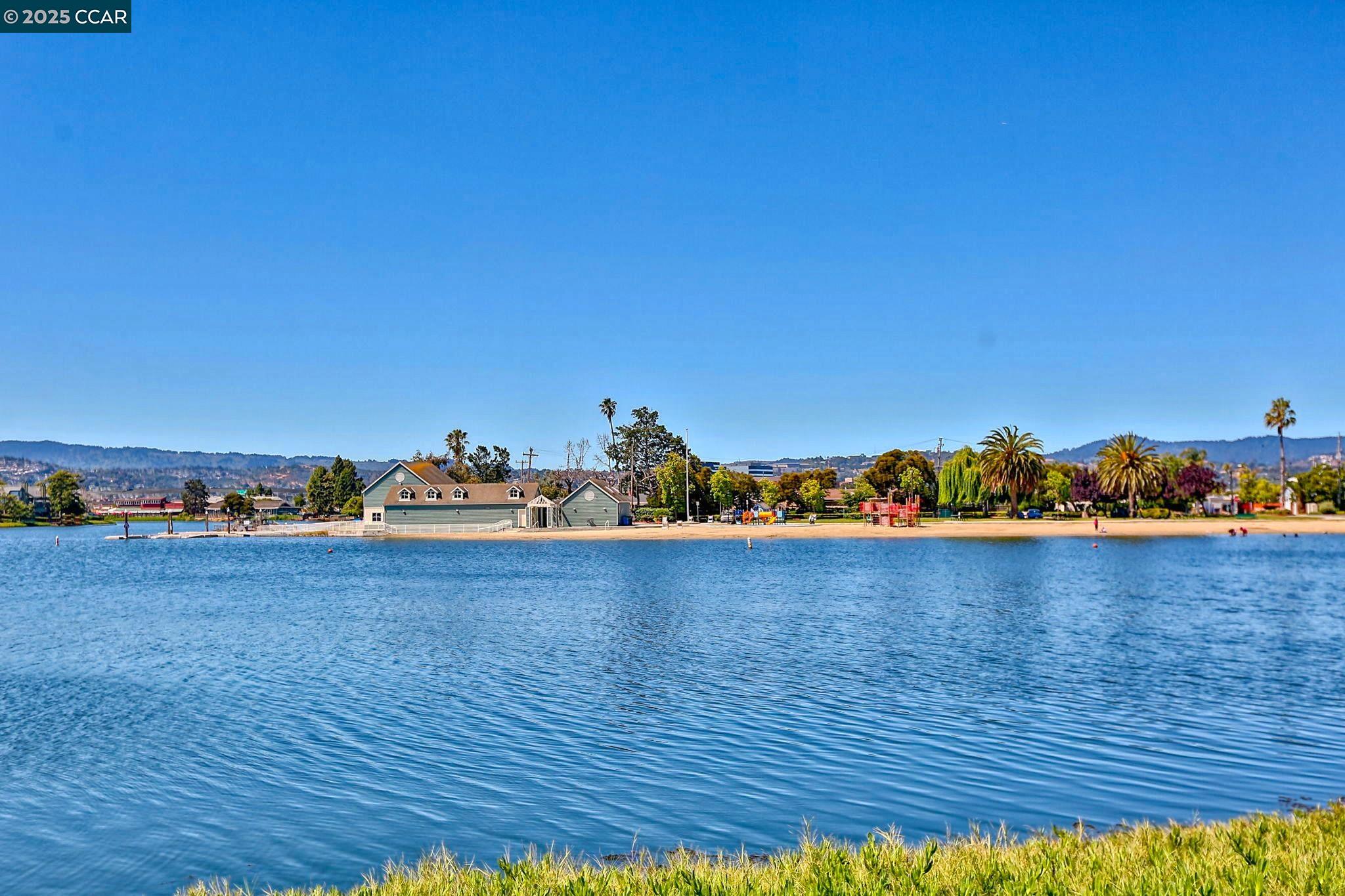 Detail Gallery Image 12 of 27 For 978 Shoal Dr, San Mateo,  CA 94404 - 3 Beds | 2/1 Baths