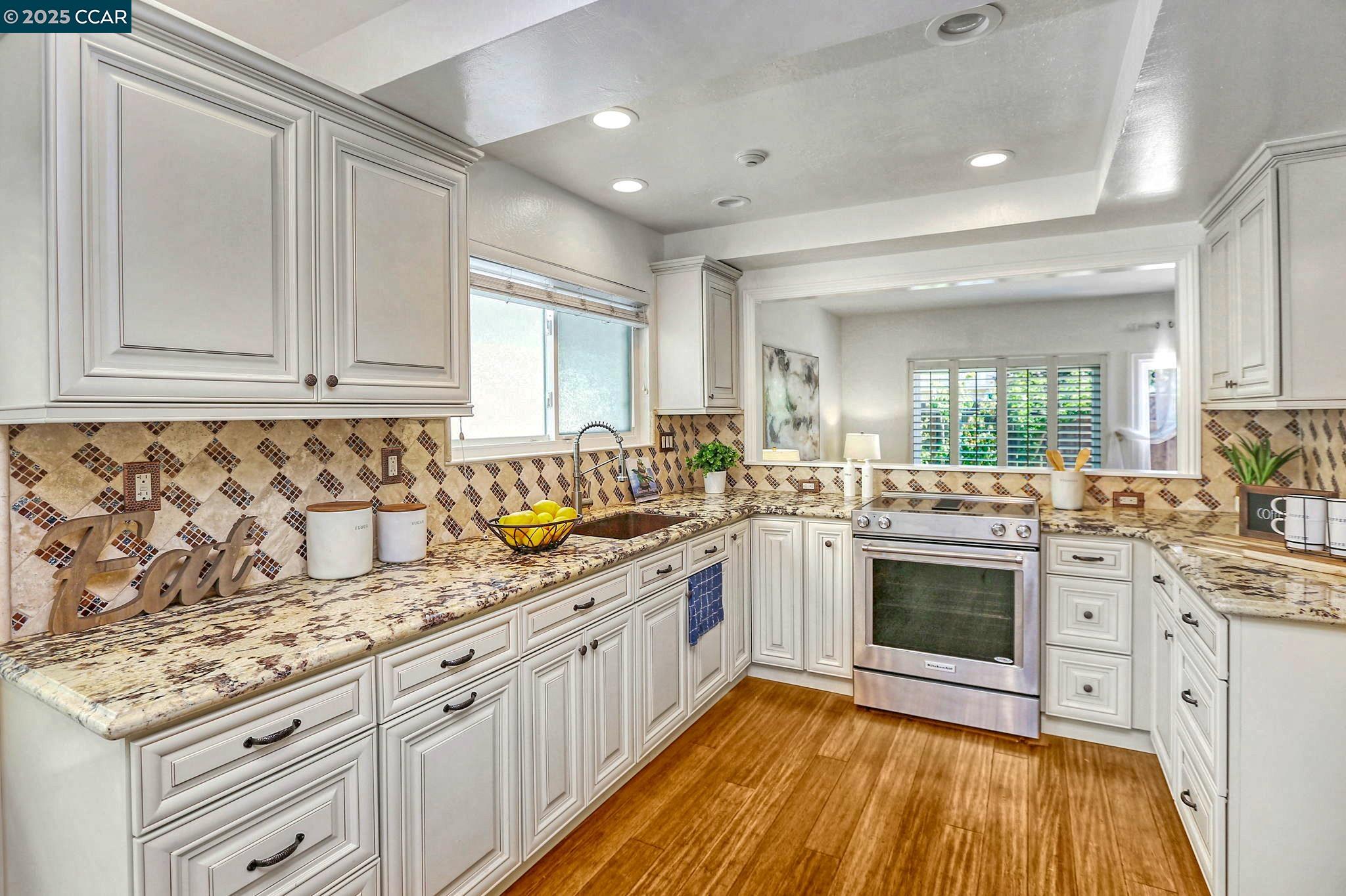Detail Gallery Image 14 of 27 For 978 Shoal Dr, San Mateo,  CA 94404 - 3 Beds | 2/1 Baths